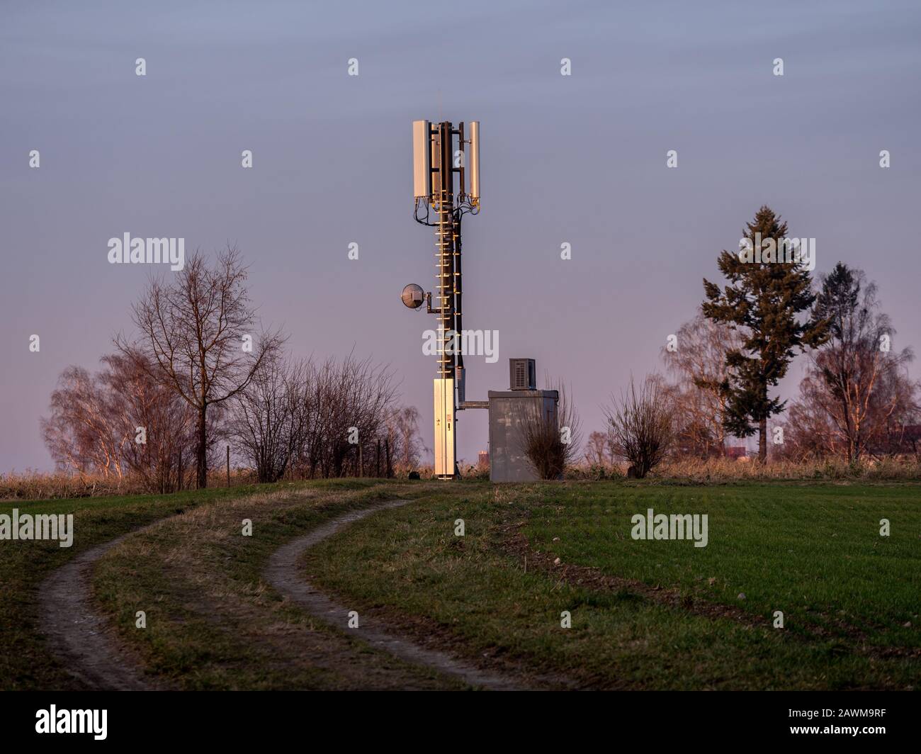 Torre di telecomunicazione cellulare 4G e 5G. Stazione Base O Stazione Ricetrasmettitore Base. Trasmettitore Antenna Di Comunicazione Wireless Foto Stock