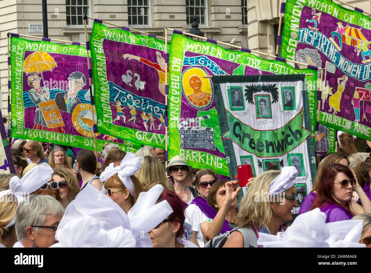 La messa di marzo segna 100 anni di voti delle donne, Central London, UK 10 giugno 2018. Insieme donne provenienti dal Regno Unito hanno marciato le strade per creare un'opera d'arte vivente, producendo un mare di verde, bianco e viola - i colori del movimento delle suffragette. Foto Stock