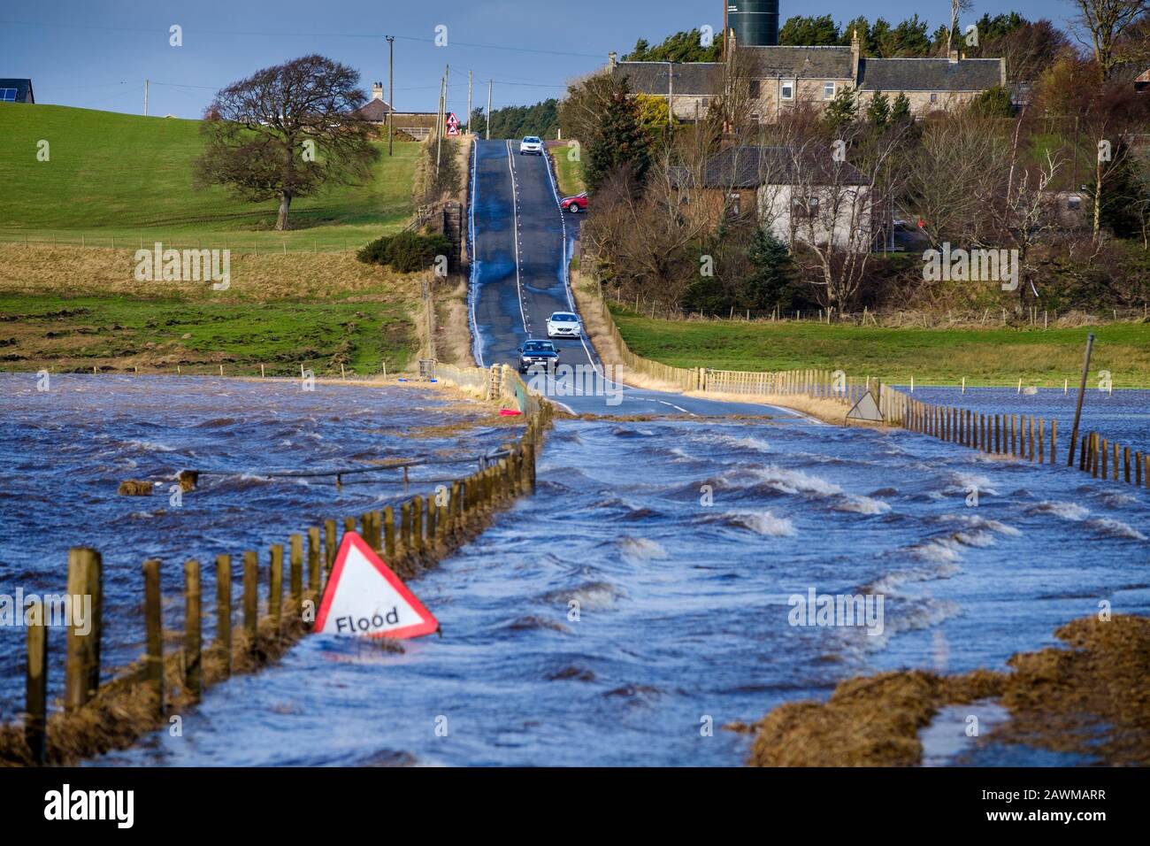 Tempesta Ciara fa sì che il fiume Medwin (un affluente del fiume Clyde) scoppiasse le sue banche nel Lanarkshire del sud, Scozia causando un'inondazione diffusa. Foto Stock