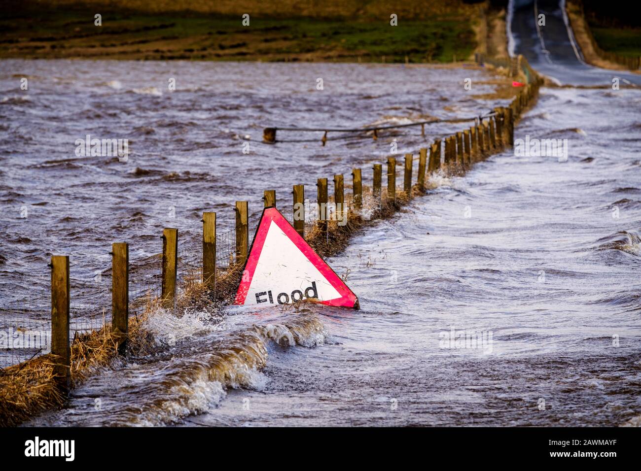 Tempesta Ciara fa sì che il fiume Medwin (un affluente del fiume Clyde) scoppiasse le sue banche nel Lanarkshire del sud, Scozia causando un'inondazione diffusa. Foto Stock