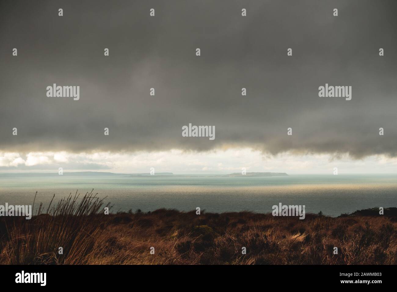 Viste dal Mull of Kintyre all'Irlanda del Nord e all'isola di Rathlin in condizioni meteorologiche estreme in inverno, Scozia, Regno Unito Foto Stock