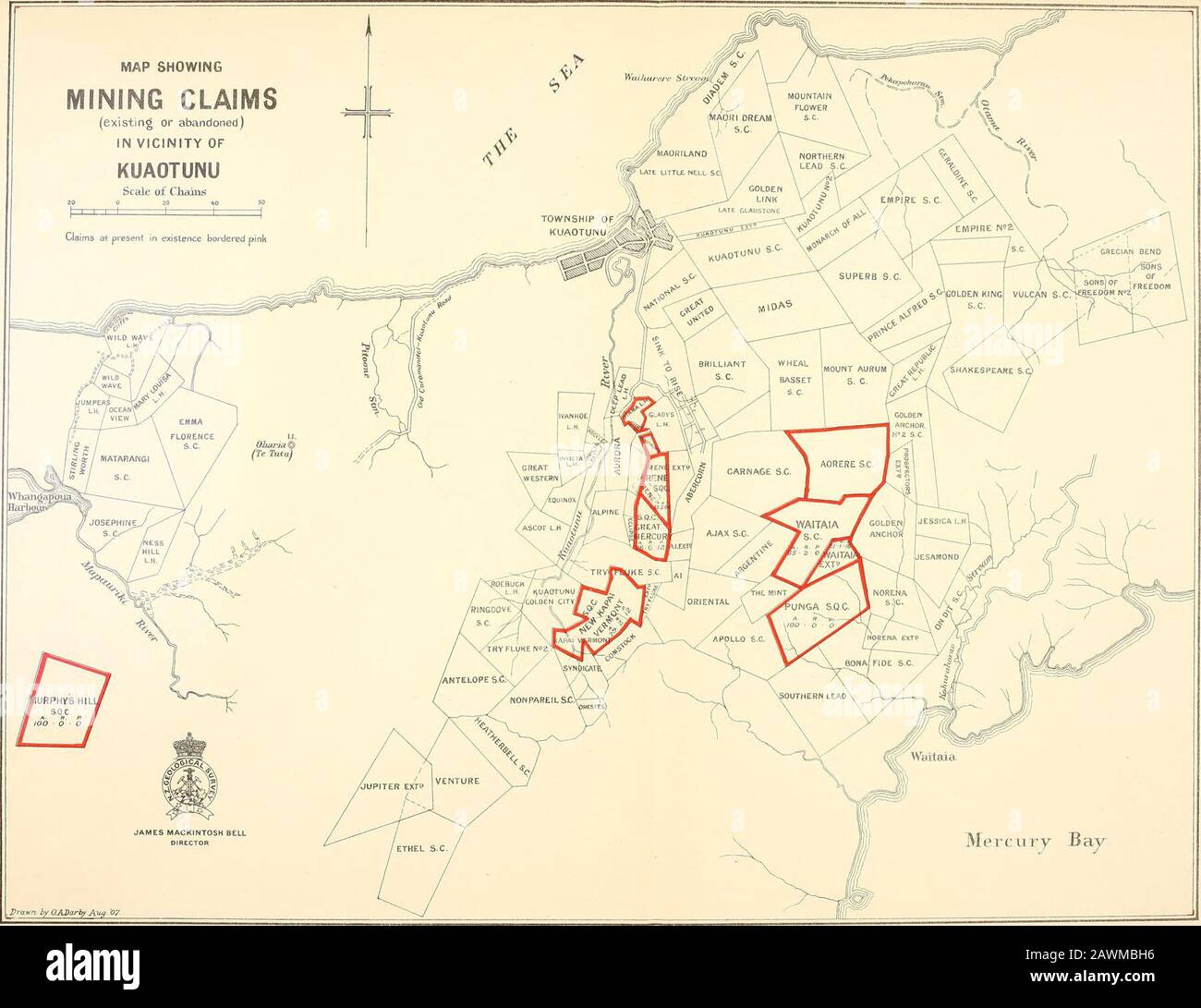 La geologia della suddivisione di Coromandel, Hauraki, Auckland. rv quarzo snocciolato con cavità druny, la varietà laminata friabile bianca, caratteristica di Kuaotunu, è occasionalmente visibile. Diversi affioramenti di materiale venoso sono stati recentemente localizzati da prospettori sulla Otanguruslope dello sperone. I campioni generali di questi casi hanno mostrato, all'analisi, una variacon contenuto d'oro da 22 gr. A 1 oz. 16 dwt. per tonnellata, e 1 dwt argento. da 22 gr. a 2 oz. 3 dwt. 12 gr. per tonnellata. Poiché le esposizioni sono nelle vicinanze vicino e ad un'elevazione più alta che, il più profondo delle vecchie lavorazioni, possono soltanto Foto Stock