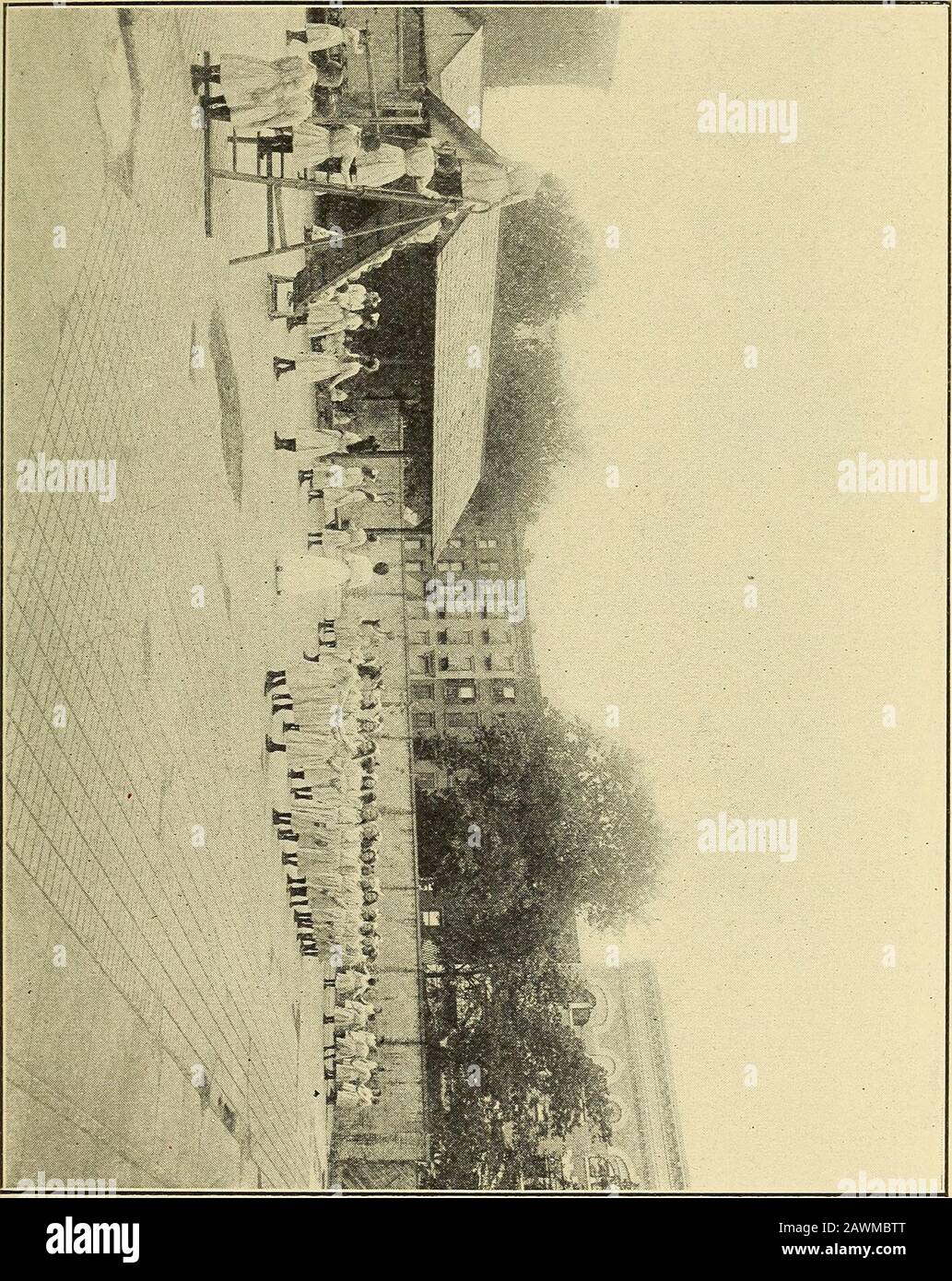 Relazione annuale del Consiglio di Amministrazione rman. Sig.ra W. S. Schoonmaker, sig.ra E. M. Bowman, Sig.ra H. A. Oakes, Sig.ra Ezechiele H. Miller, Signora Walter S. Gibbs, Sig.ra H. Miss I. L. Adams, Sig.ra Howard F. Whitney, Signora Graham K. Mellen, Sig.Ra Frank H. Dean, Sig.na Zabriskie.H. Phinney. Comitato Del Tavolo. Sig.ra F. H. Dean, Presidente.Sig.ra W. H. B. PRATT. Sig.ra G. A. Jahn. 15 Comitato Ospedaliero. Sig.Ra Jeremiah Lott, Presidente. Signora Alex. G. Nero, G. A. Jahn, G. M. Boardman, Robert Mallory, T. G. Eger, J. A. E. Turney, W. A. Beeken. Comitato Di Vigilanza. Sig.Ra Richard P. Merritt, Chairman.Mrs Foto Stock