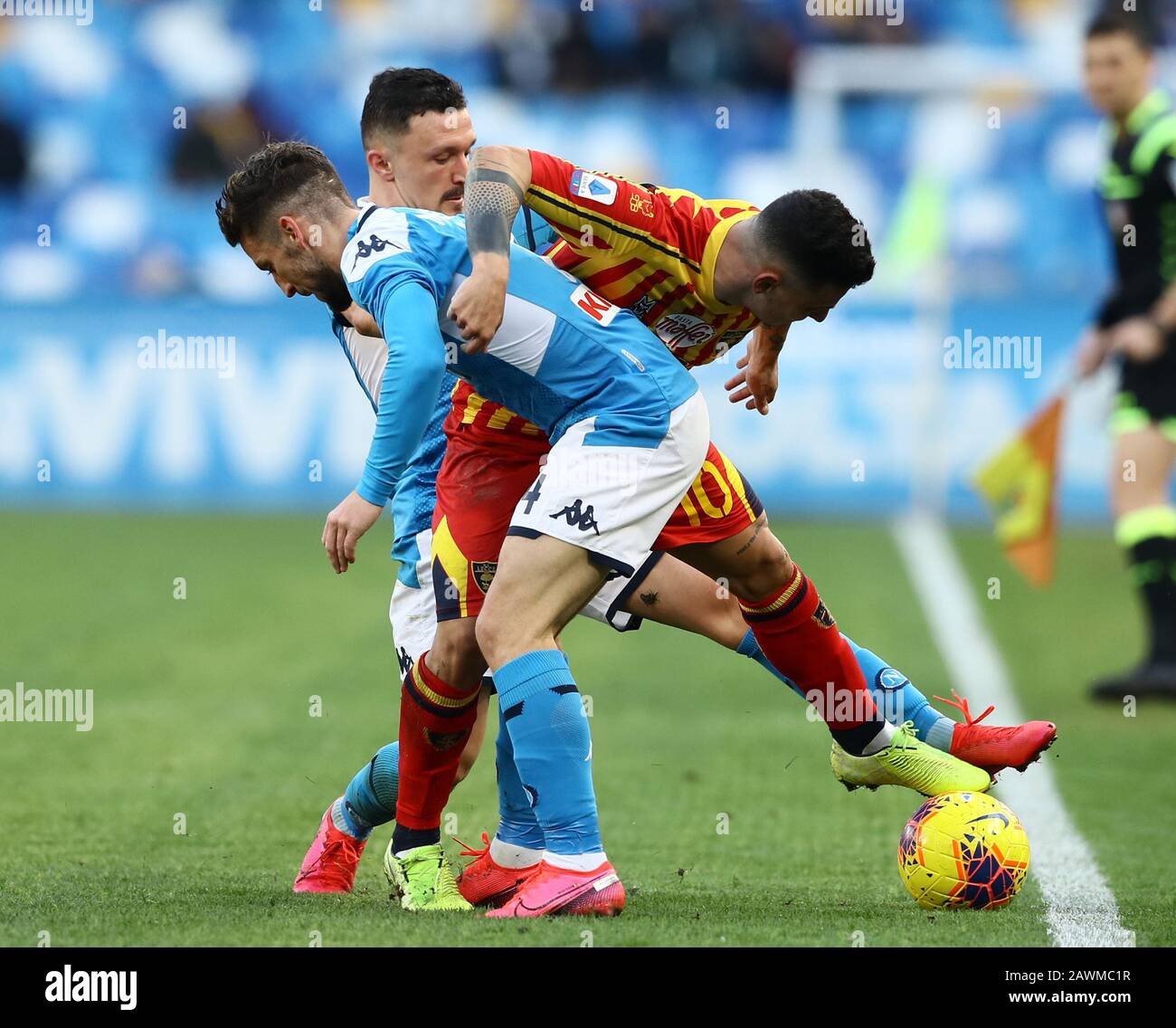 9th Febbraio 2020; Stadio San Paolo, Napoli, Campania, Italia; Serie A Calcio, Napoli contro Lecce; Gianluca Lapaula con Dries Mertens di Napoli Foto Stock