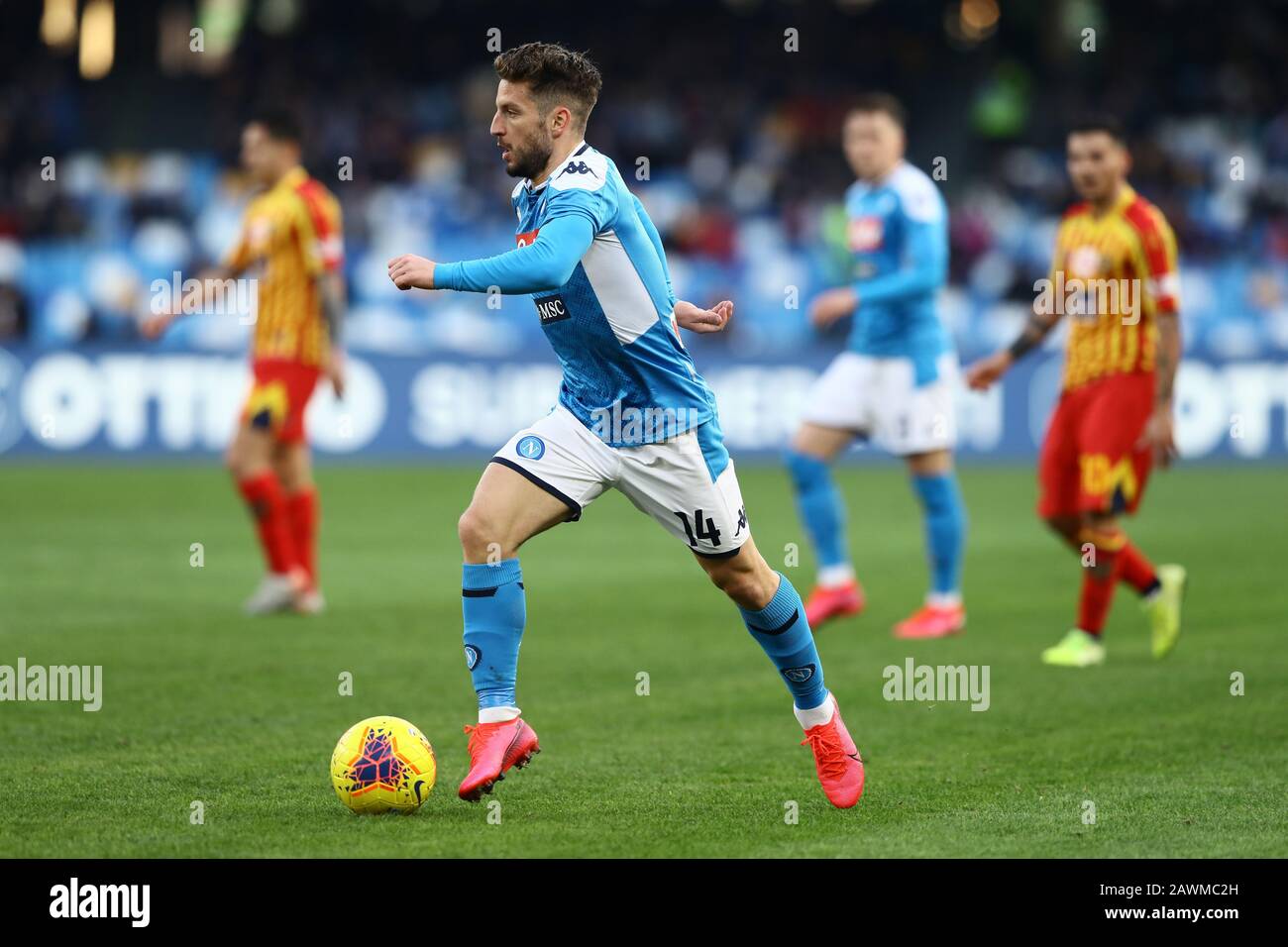 9th Febbraio 2020; Stadio San Paolo, Napoli, Campania, Italia; Serie A Calcio, Napoli contro Lecce; Dries Mertens di Napoli si presenta in avanti Foto Stock