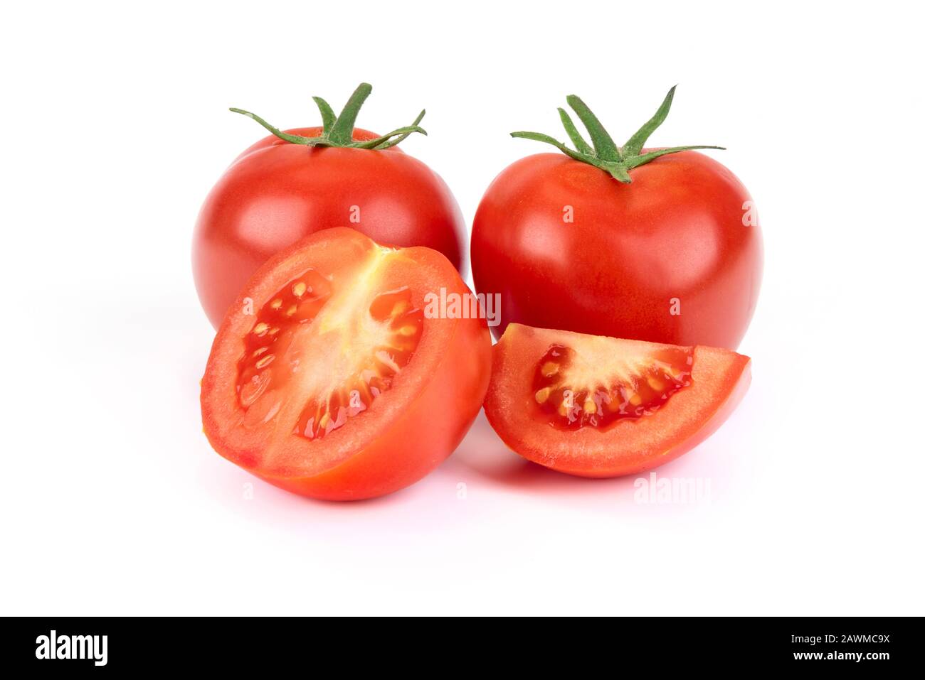 Gruppo di interi e i pomodori tagliati a fette isolato su uno sfondo bianco in close-up Foto Stock