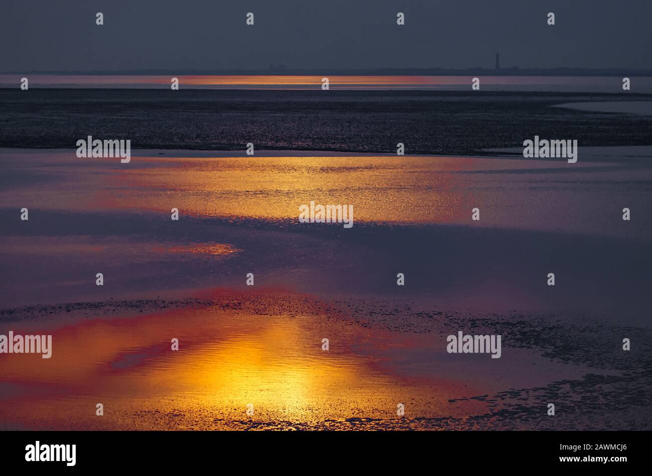 In questa serata estiva il Mare del Nord si è mostrato nei colori più belli al tramonto. Foto Stock