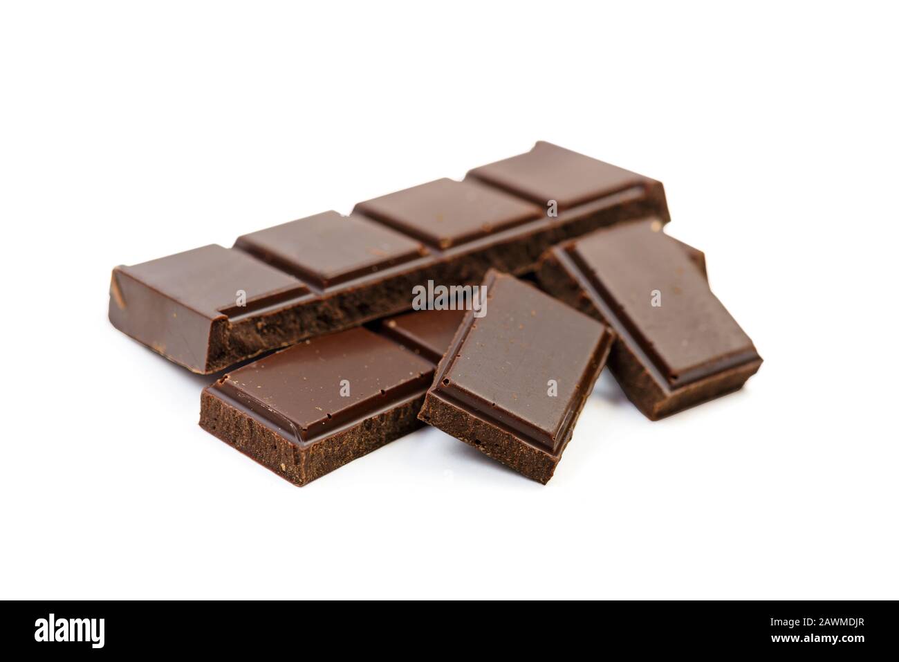 Barra di cioccolato pezzi su sfondo bianco. Tracciato di ritaglio Foto Stock