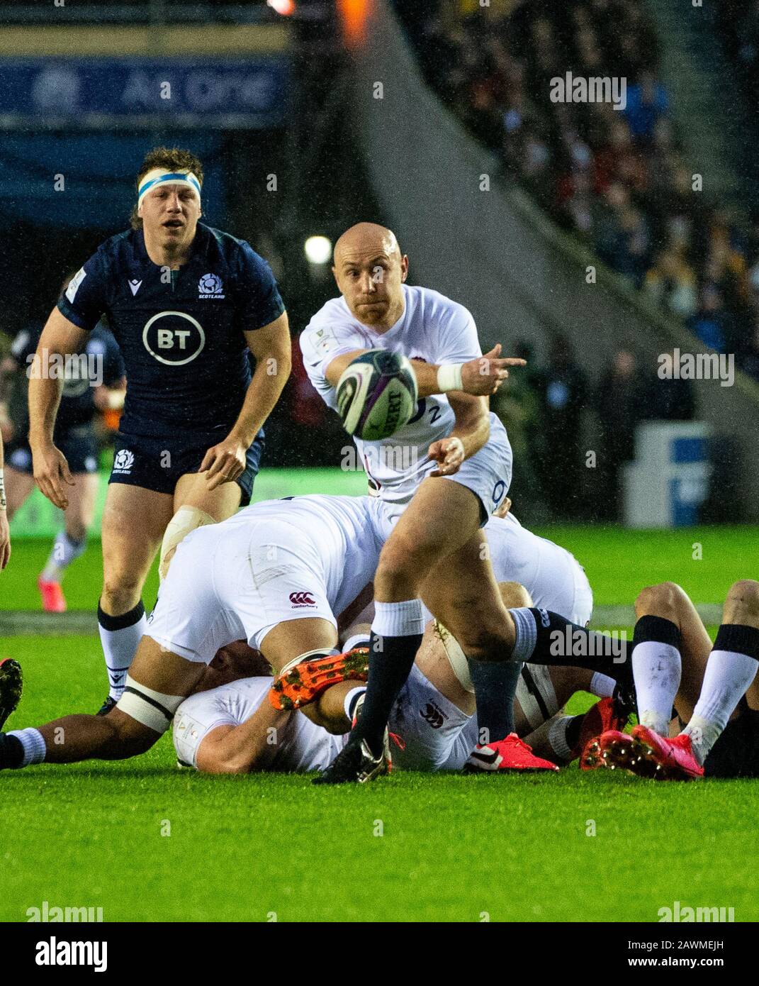 Rugby Union Scotland / Inghilterra - Murrayfield Stadium, Edimburgo, Scozia, UK Pic Mostre: Inghilterra scrum-half, Willi Heinz, carica la palla come Scotla Foto Stock