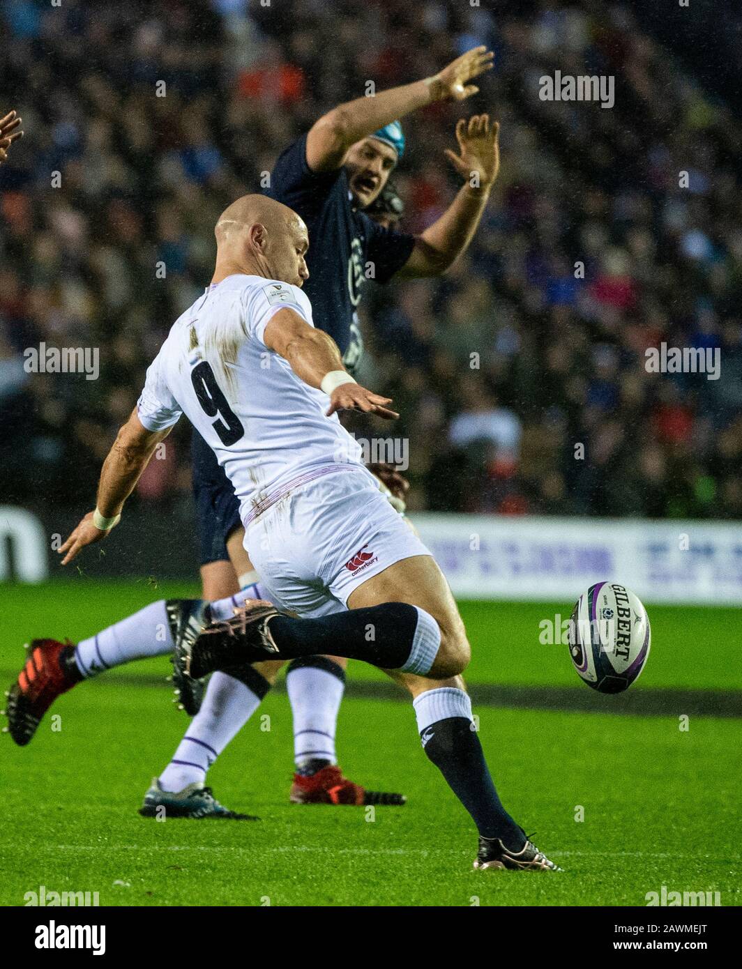 Rugby Union Scozia / Inghilterra - Murrayfield Stadium, Edimburgo, Scozia, UK Pic mostra: Inghilterra scrum-half, Willi Heinz, elimina il pericolo durante il Th Foto Stock