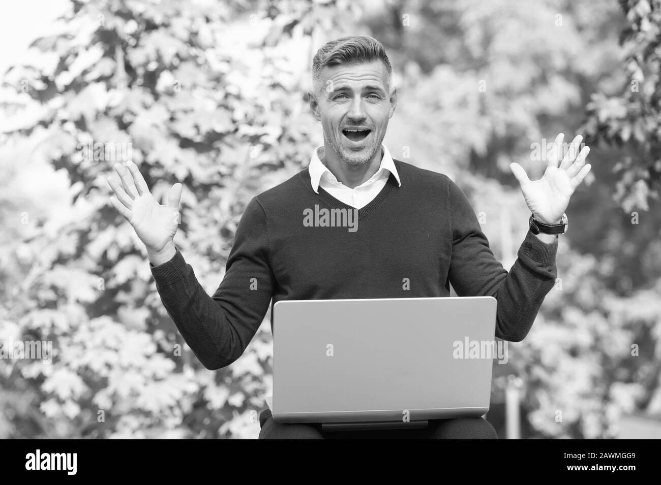 La soluzione digitale per il business. Green office. Imprenditore ispirata alla natura guy sentire potente per cambiare il mondo. L'uomo ispirato contenere computer portatile. Ispirato per l'avvio. Ragazzo con il computer. Concetto di freelance. Foto Stock