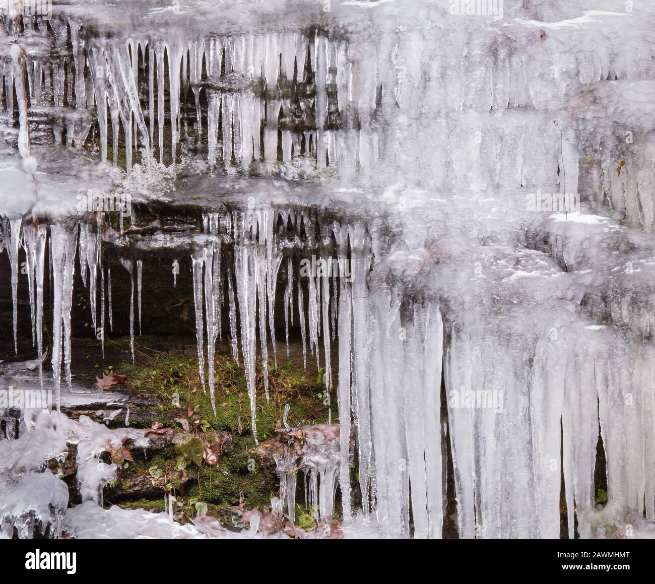 Ghiaccioli - Contea Dell'Unione, Georgia. Scintillanti ghiaccioli formati dall'acqua che cade alle cascate di Desoto. L'area ricreativa di Desoto Falls si trova in prossimità di Highw Foto Stock