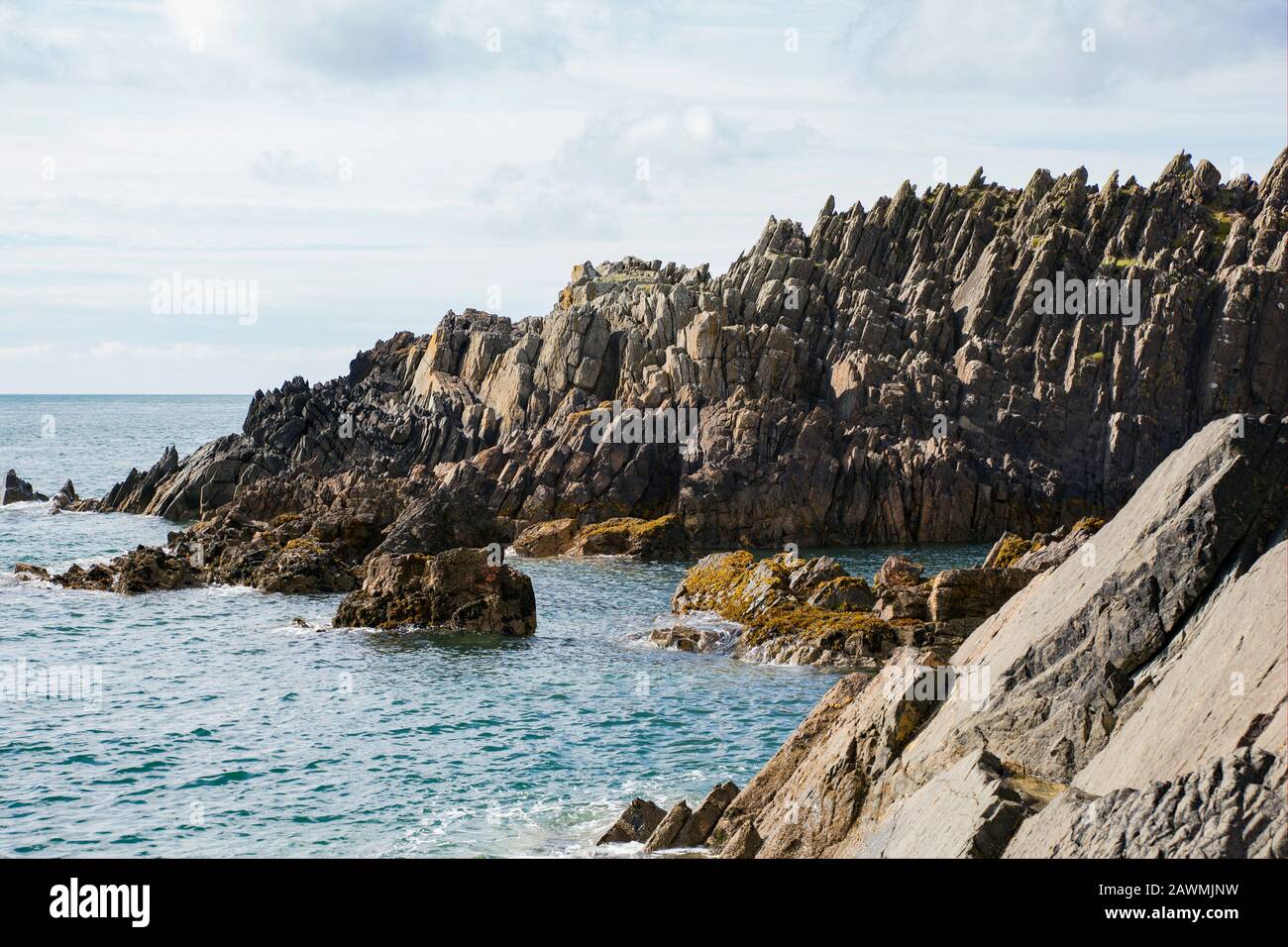 Formazioni rocciose lungo le coste rocciose di Dumfries e Galloway vicino al villaggio di Isola di Whithorn. Sud-ovest Scozia GB Foto Stock