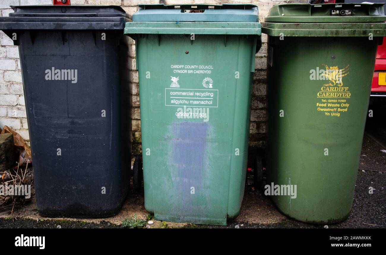 Tre contenitori di rifiuti diversi, riciclaggio e discarica Foto Stock