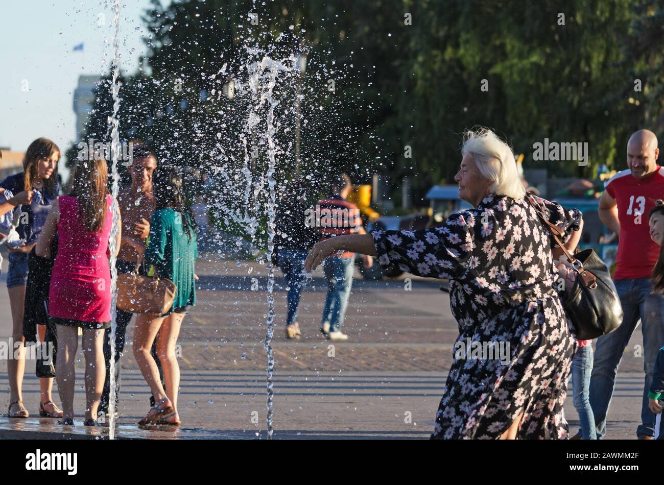 Persone vicino alla fontana durante la vacanza delle truppe russe aeree. Russia, Ulyanovsk, 2 Agosto 2015 Foto Stock