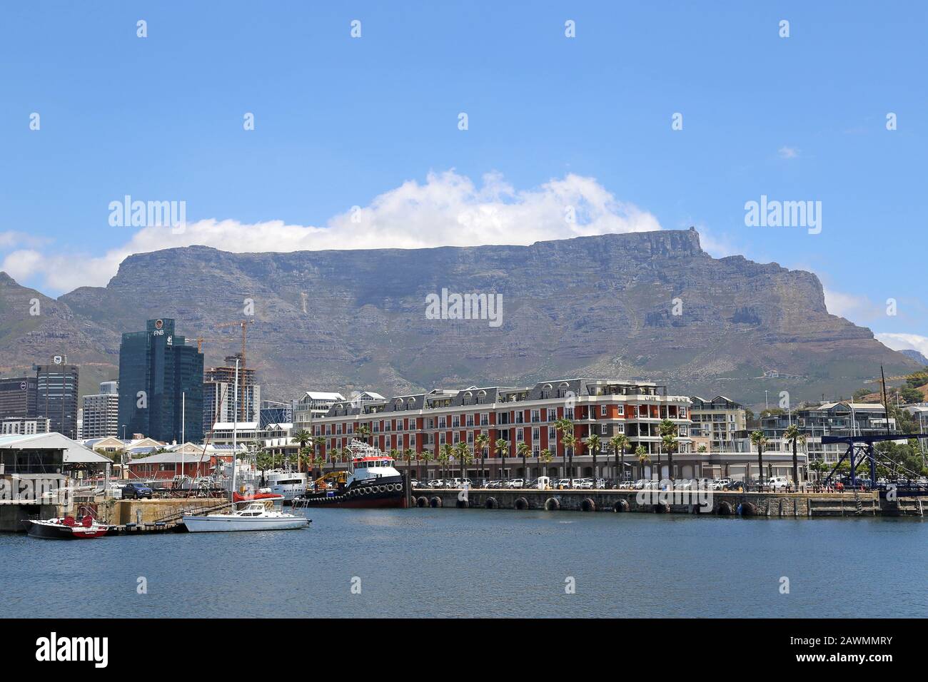 Alfred Basin e Cape Grace hotel, con Table Mountain Beyond, V&A Waterfront, Città del Capo, Table Bay, Western Cape Province, Sud Africa, Africa Foto Stock