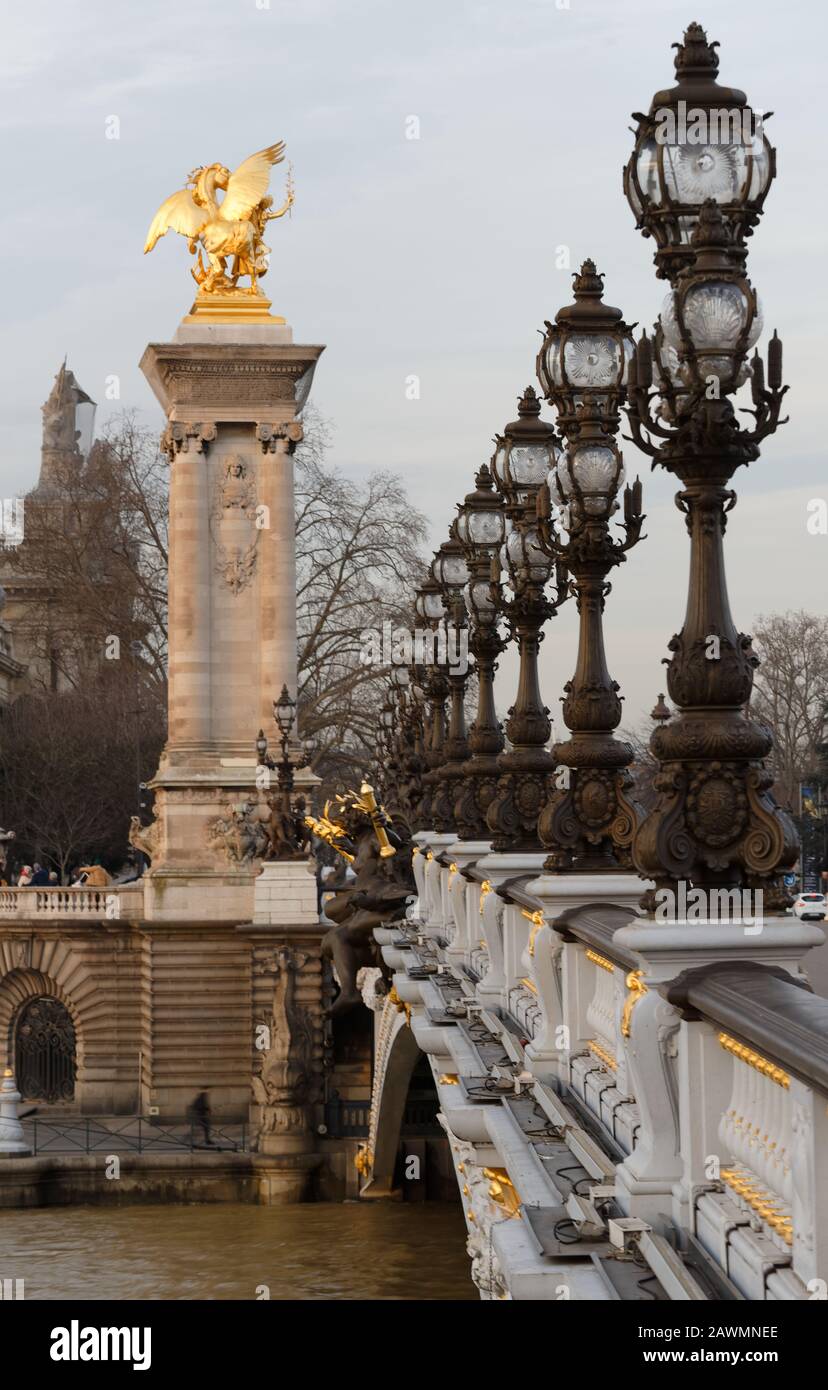Le lampade bonze sul famoso ponte Alexander III. Foto Stock