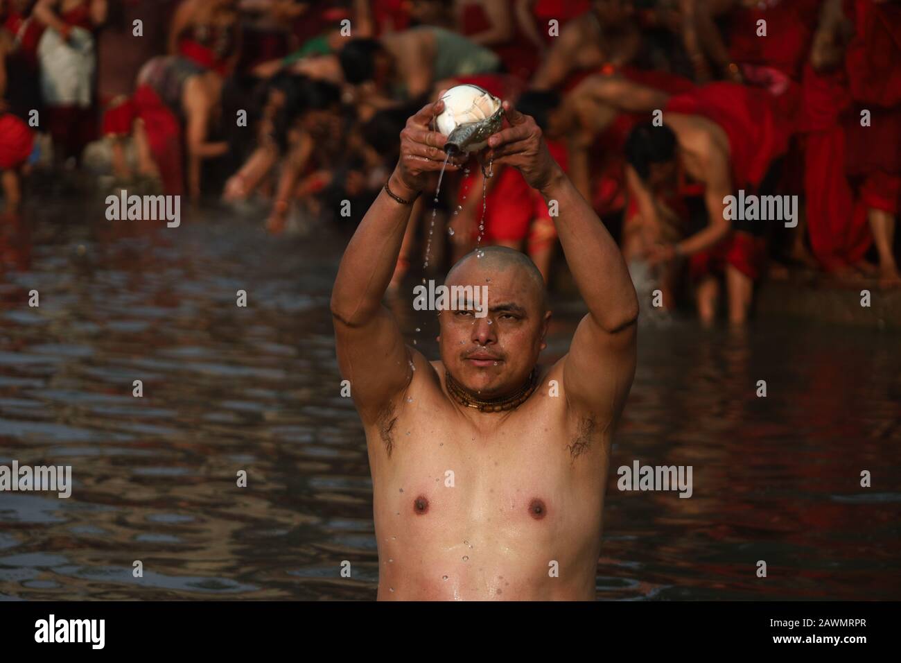 Bhaktapur, Nepal. 09th Feb, 2020. Un devoto indù nepalese prende il bagno santo durante l'ultimo giorno del festival di Narayan di Madhav o del festival di Katha di Swasthani Brata a Bhaktapur, in Nepal il 9 febbraio 2020. I devoti vanno in pellegrinaggio a vari templi, svolgono rituali religiosi, fanno un bagno santo nei fiumi e veloci per un mese, soprattutto tra le donne che credono che il digiuno aiuti nel benessere della loro famiglia o nel farli un buon marito. (Foto Di Subash Shrestha/Pacific Press) Credit: Pacific Press Agency/Alamy Live News Foto Stock