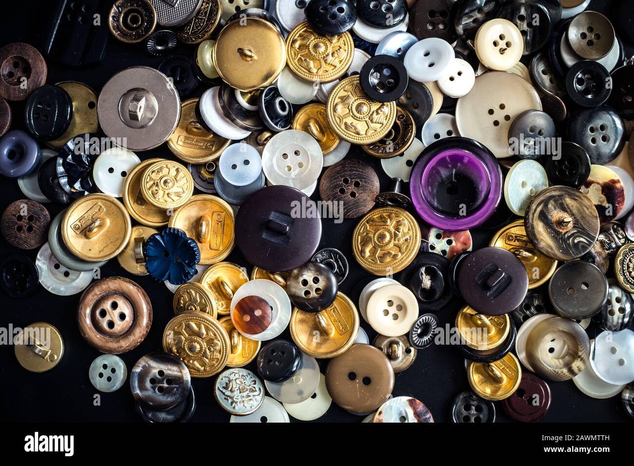 Sibiu città, Romania - 02 febbraio 2020. Vecchi bottoni in plastica vintage su sfondo nero Foto Stock
