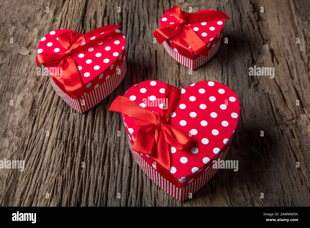 Scatola a forma di cuore con nastro (scatola regalo A Forma Di Cuore) su  pavimento in legno. Concetto di San Valentino Foto stock - Alamy