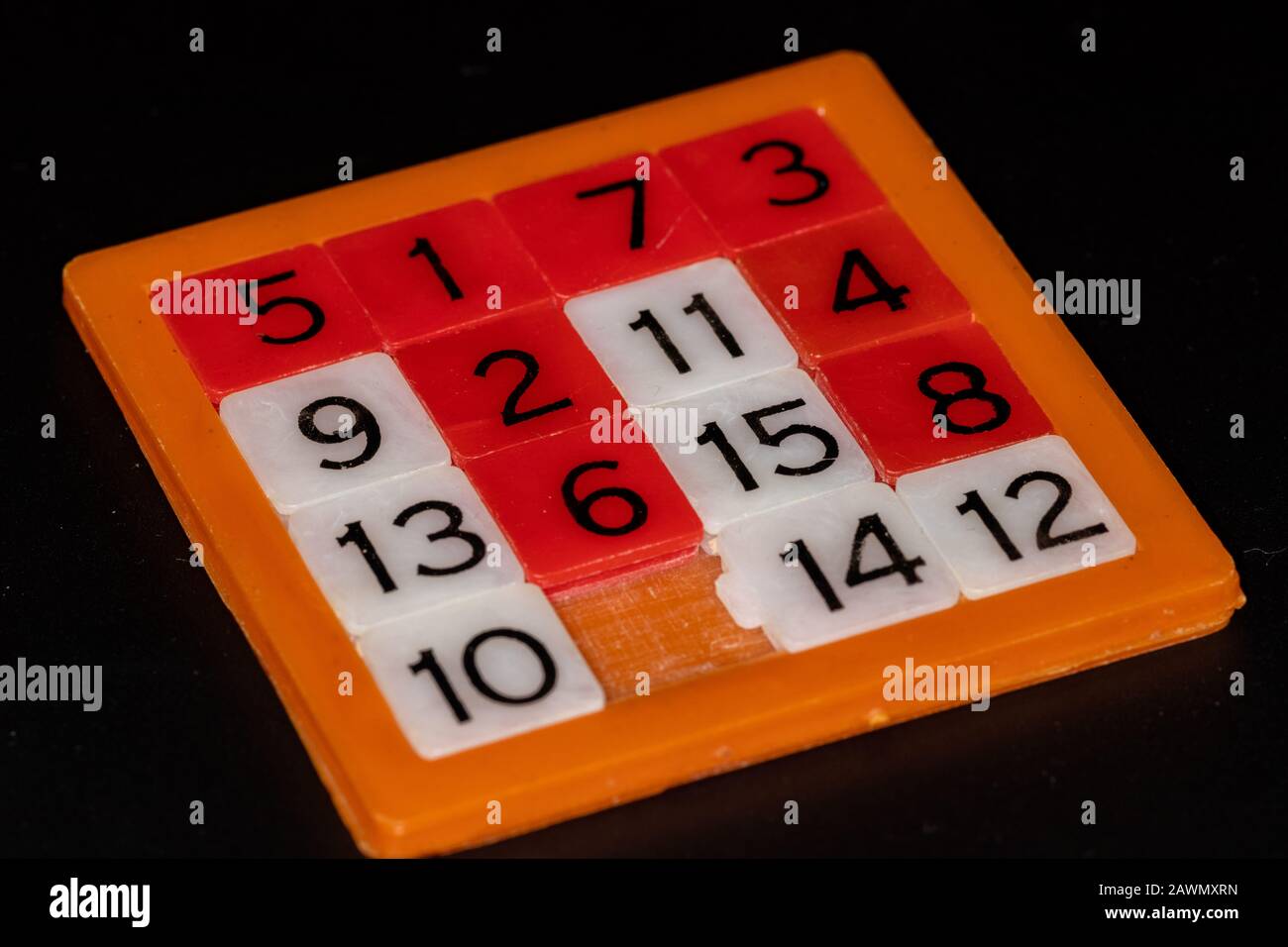 Numeri bianco e rosso puzzle di gioco su sfondo nero Foto Stock