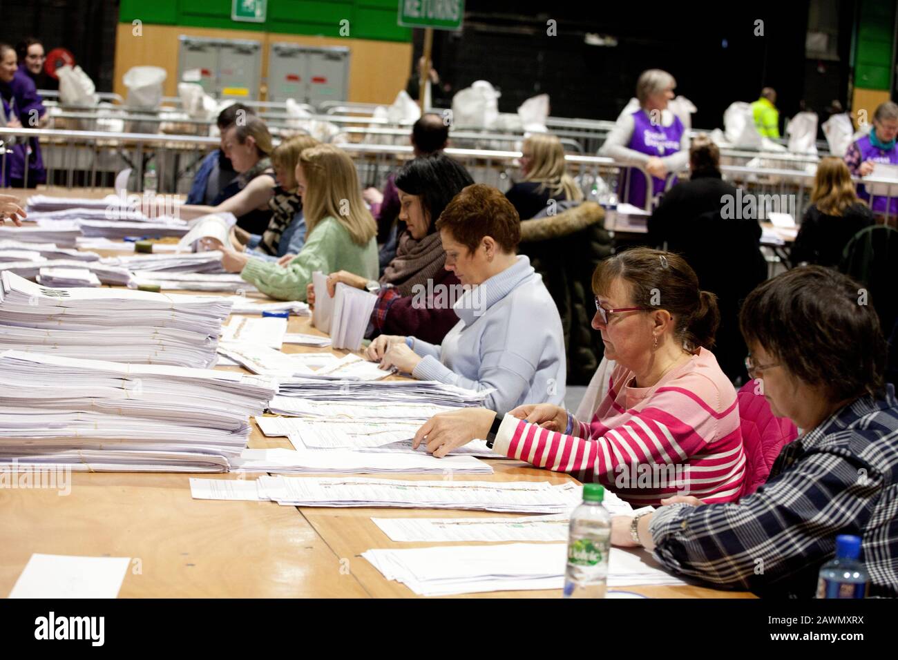 Dublino, Irlanda, 9th febbraio 2020, i voti vengono conteggiati presso il centro di conteggio RDS di Dublino per Le Elezioni generali irlandesi. Credito: Doreen Kennedy Foto Stock