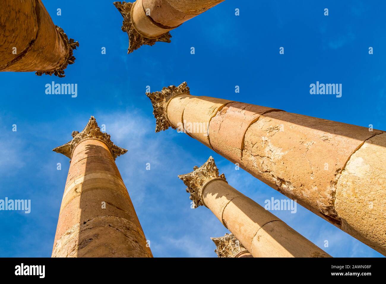 Le colonne del tempio di Artemide a Gerasa, Jerash, Giordania Foto Stock