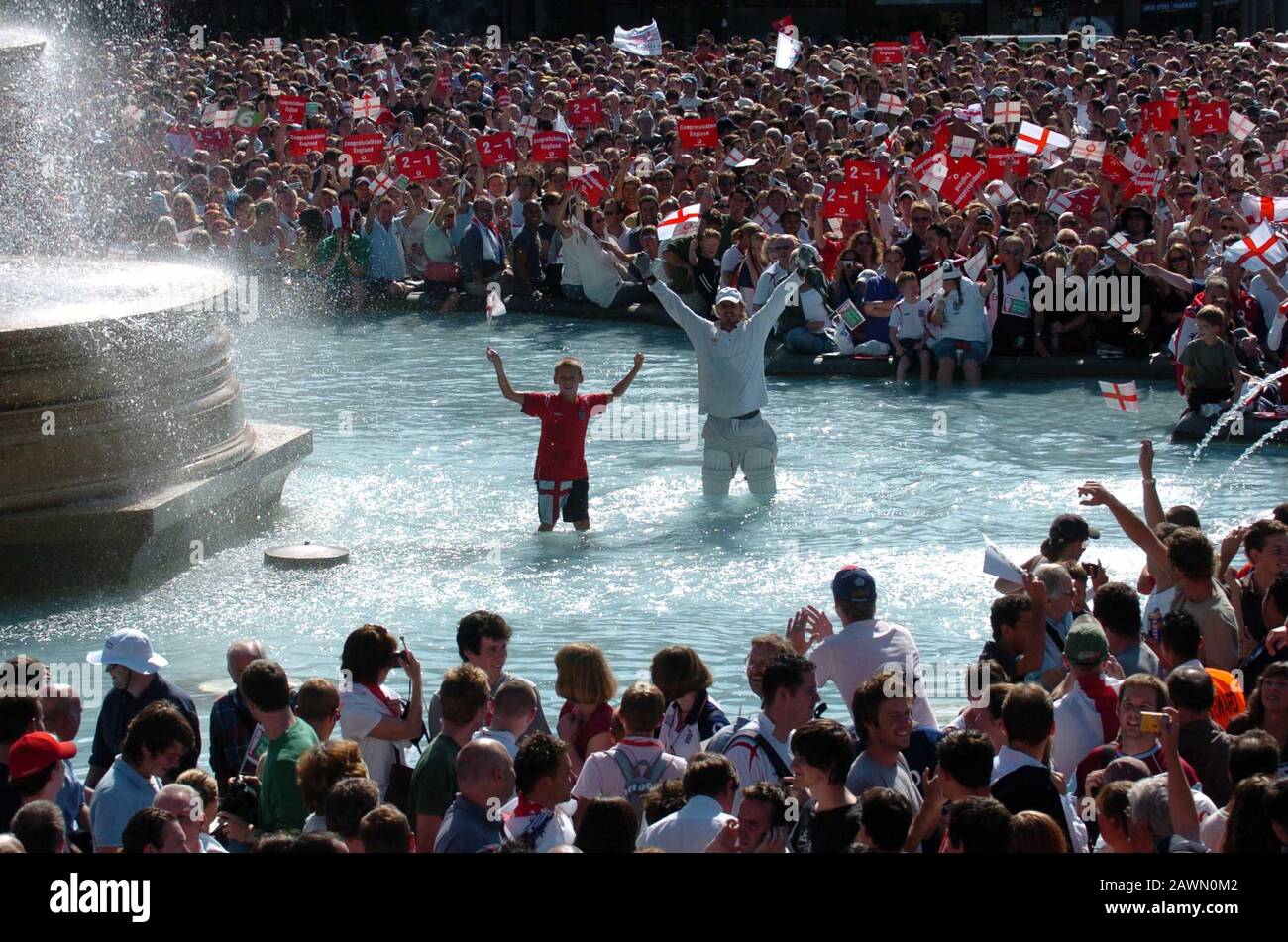 Migliaia di persone si riuniscono a Trafalgar Square, Londra per celebrare l'Inghilterra Cricket team vincere le Ashes. L'Inghilterra ha battuto l'Australia in una serie per la prima volta dal 1987 dopo aver disegnato il test finale al The Oval Settembre 2005. Foto Stock