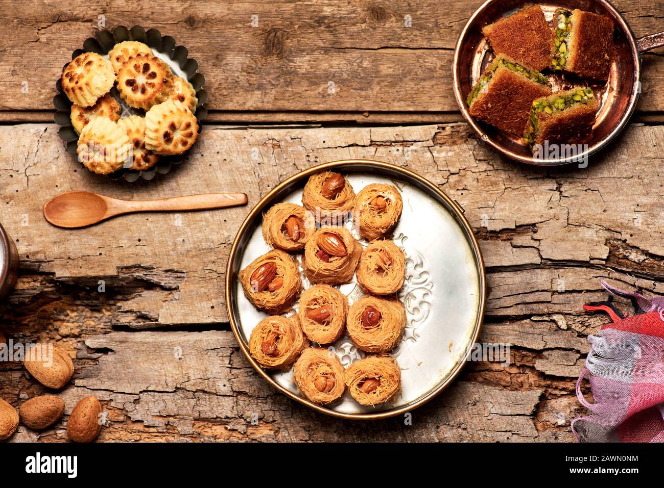 Dolci arabi in ciotole rustico vista superiore Foto Stock