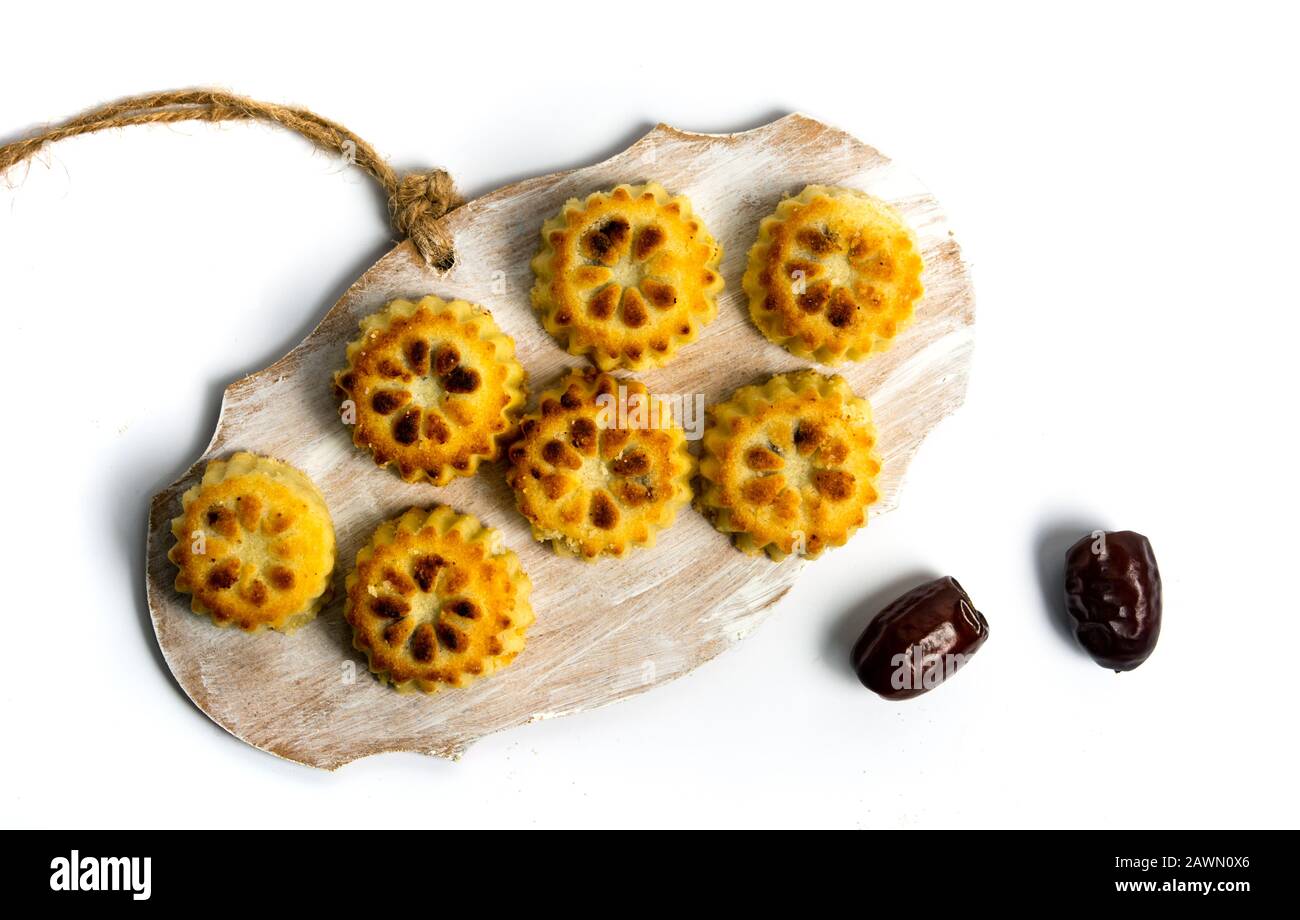 I cookie con datteri arabi isolato su bianco Foto Stock