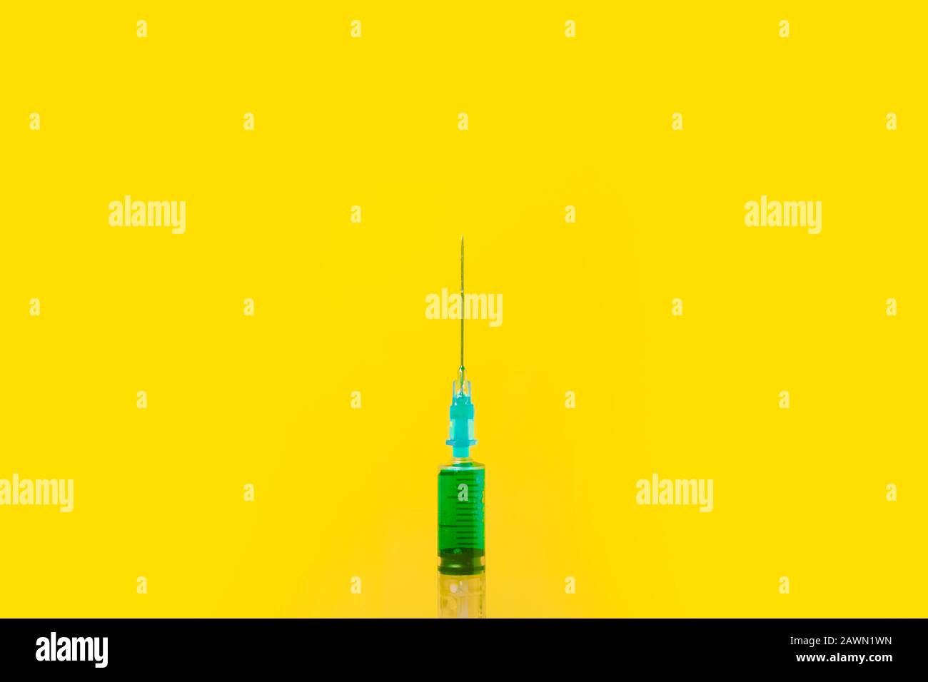 veleno verde in siringa su sfondo giallo, fluido letale Foto Stock