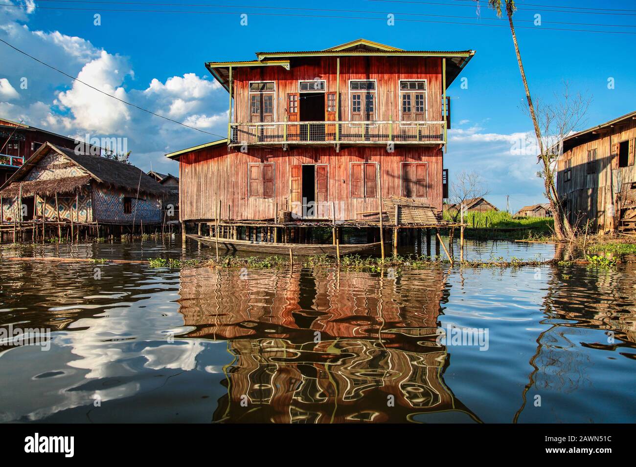 Case galleggianti in legno sul lago Inle a Shan, Myanmar, ex Birmania in Asia Foto Stock