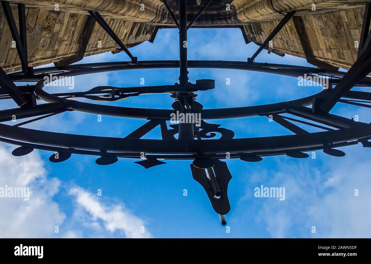 Delft, Paesi Bassi, Olanda, 18 gennaio 2020. Vista della chiesa nuova (Nieuwe Kerk), decorazioni architettoniche del Campanile (dettagli) e orologio a torre Foto Stock