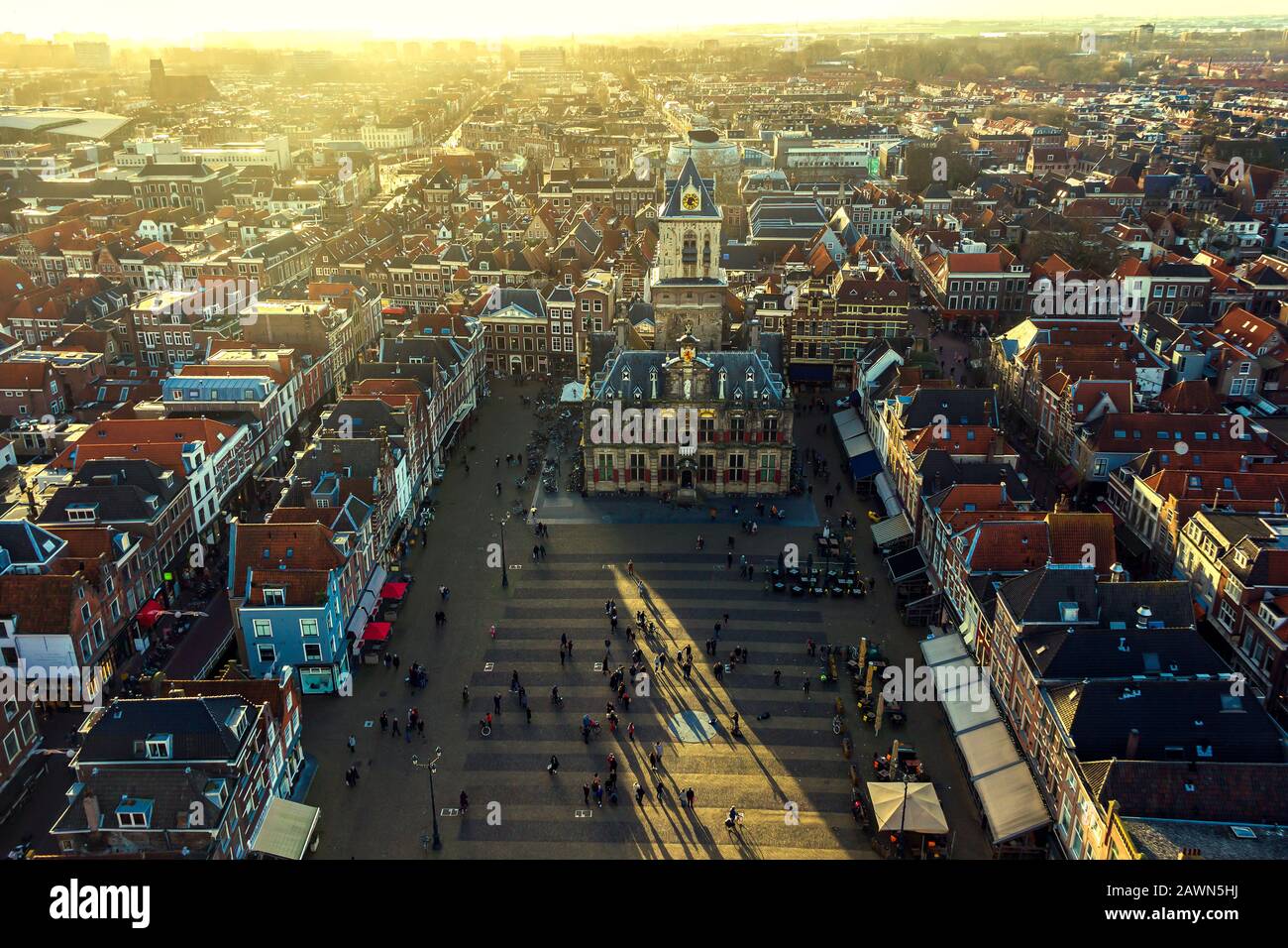 Delft, Paesi Bassi, Olanda, 18 Gennaio 2020. Vista dall'alto dalla Chiesa Nuova (Nieuwe Kerk) Campanile di Stadhuis (il Municipio) (stile rinascimentale Foto Stock