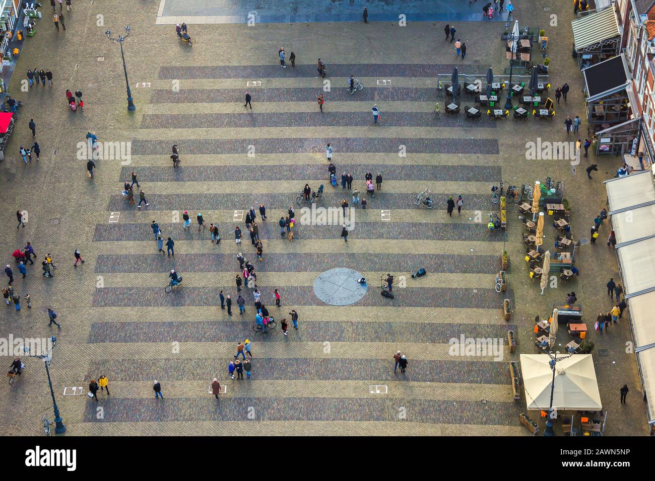 Delft, Paesi Bassi, Olanda, 18 Gennaio 2020. Vista dall'alto della piazza del mercato vicino allo Stadhuis (il municipio) (stile rinascimentale) e Nieuwe Kerk Foto Stock