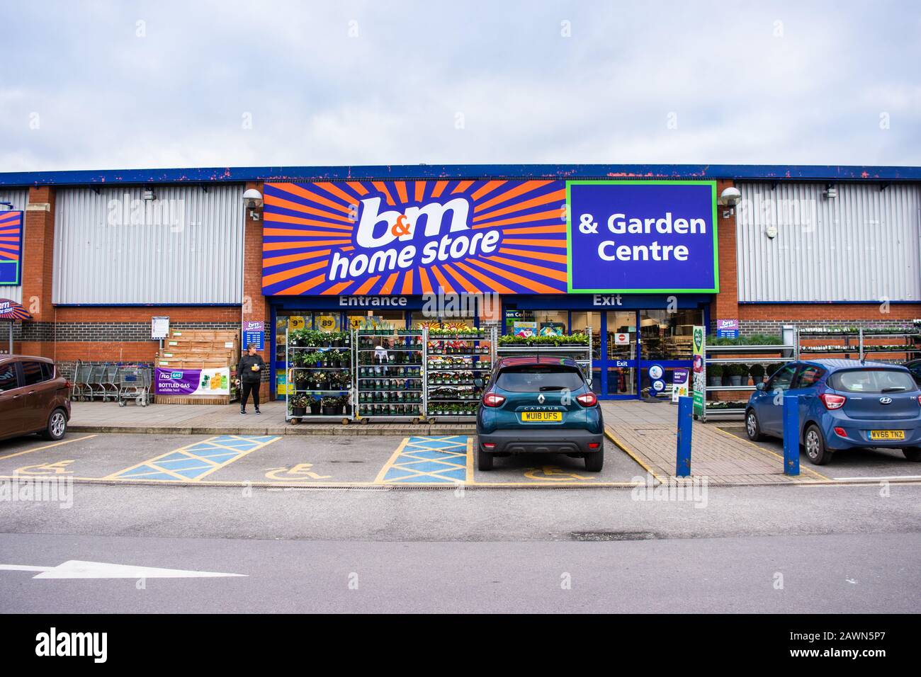 Di fronte a un B & M homestore e giardino con rack di piante fuori nel Trowbridge Wiltshire Foto Stock