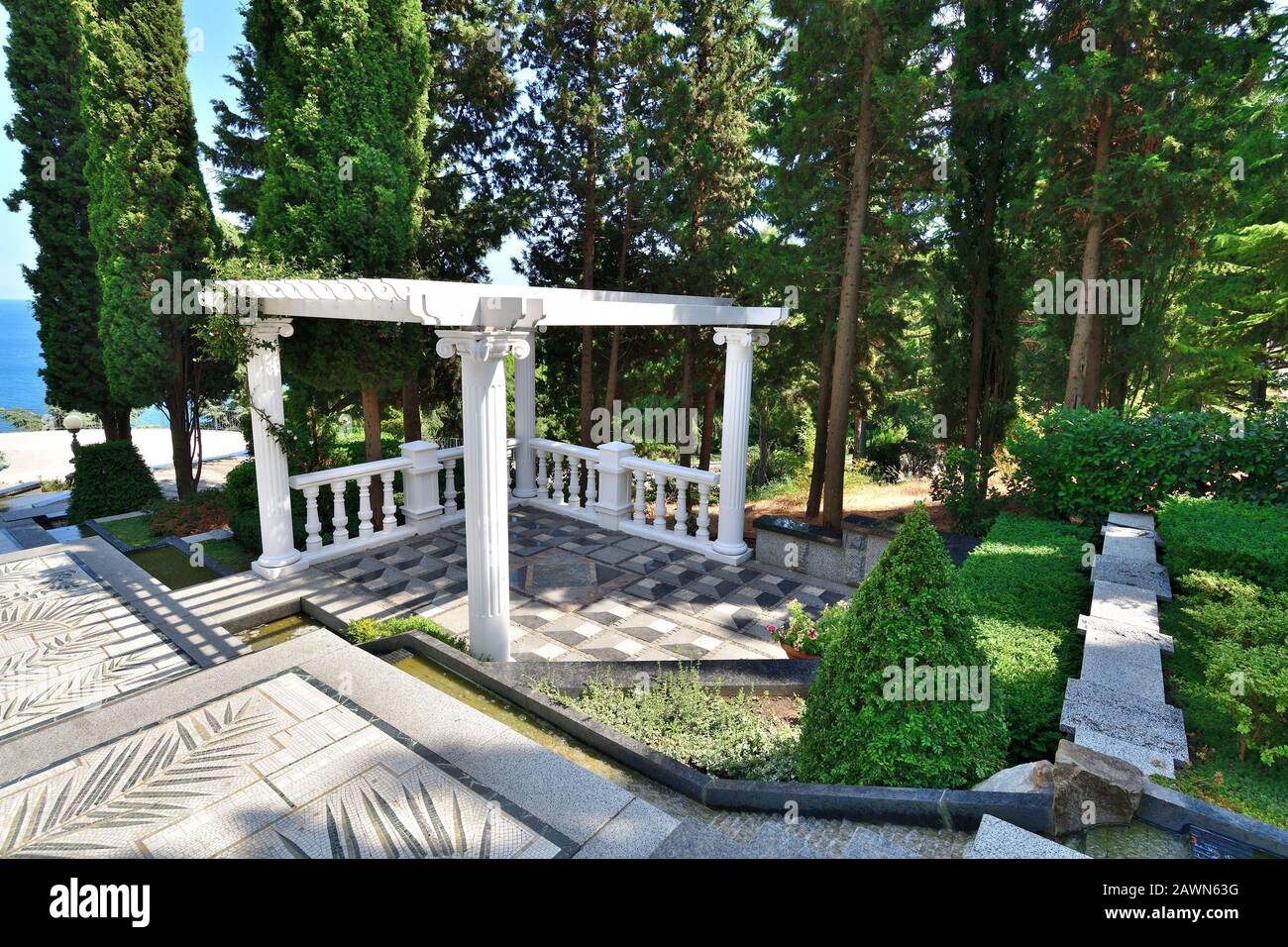 Partenit, Crimea - 8 luglio. 2019. Gazebo nel Parco paesaggistico arte Aivazovskoe Foto Stock