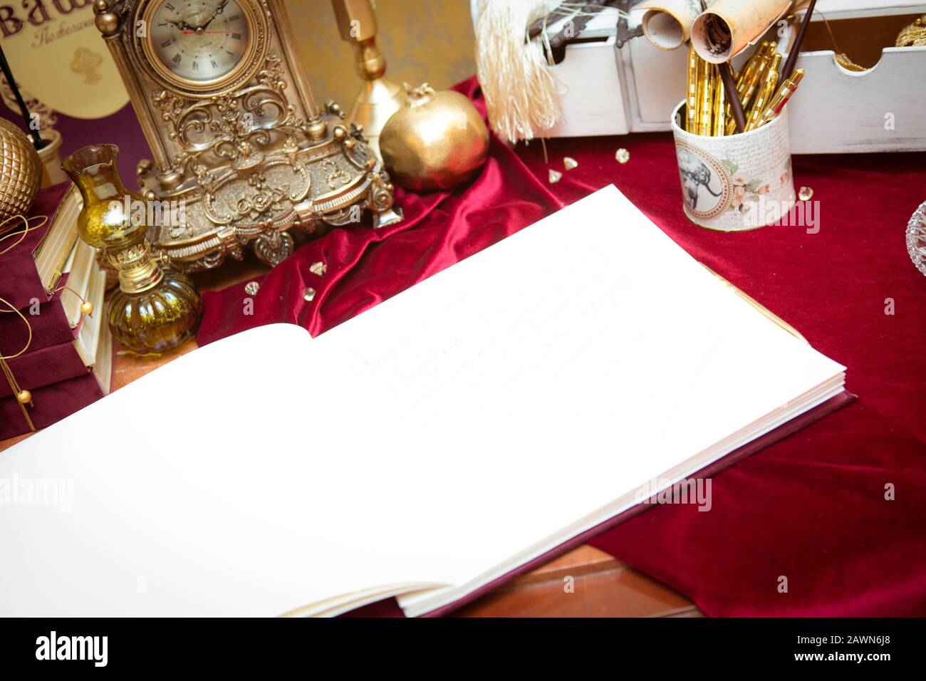 Il libro per le congratulazioni newlyweds e scatola bella dei regali di nozze per gli ospiti al ricevimento di nozze. Le decorazioni al matrimonio Foto Stock
