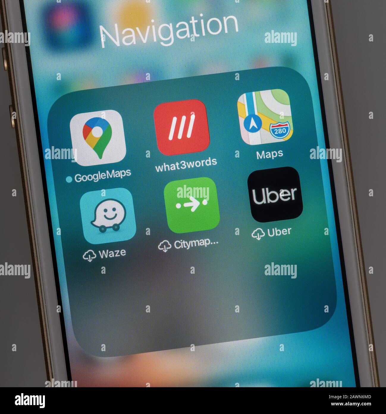Morgantown, WV - 9 febbraio 2020: IPhone utilizzando l'app what3words che trova la posizione esatta di un indirizzo Foto Stock