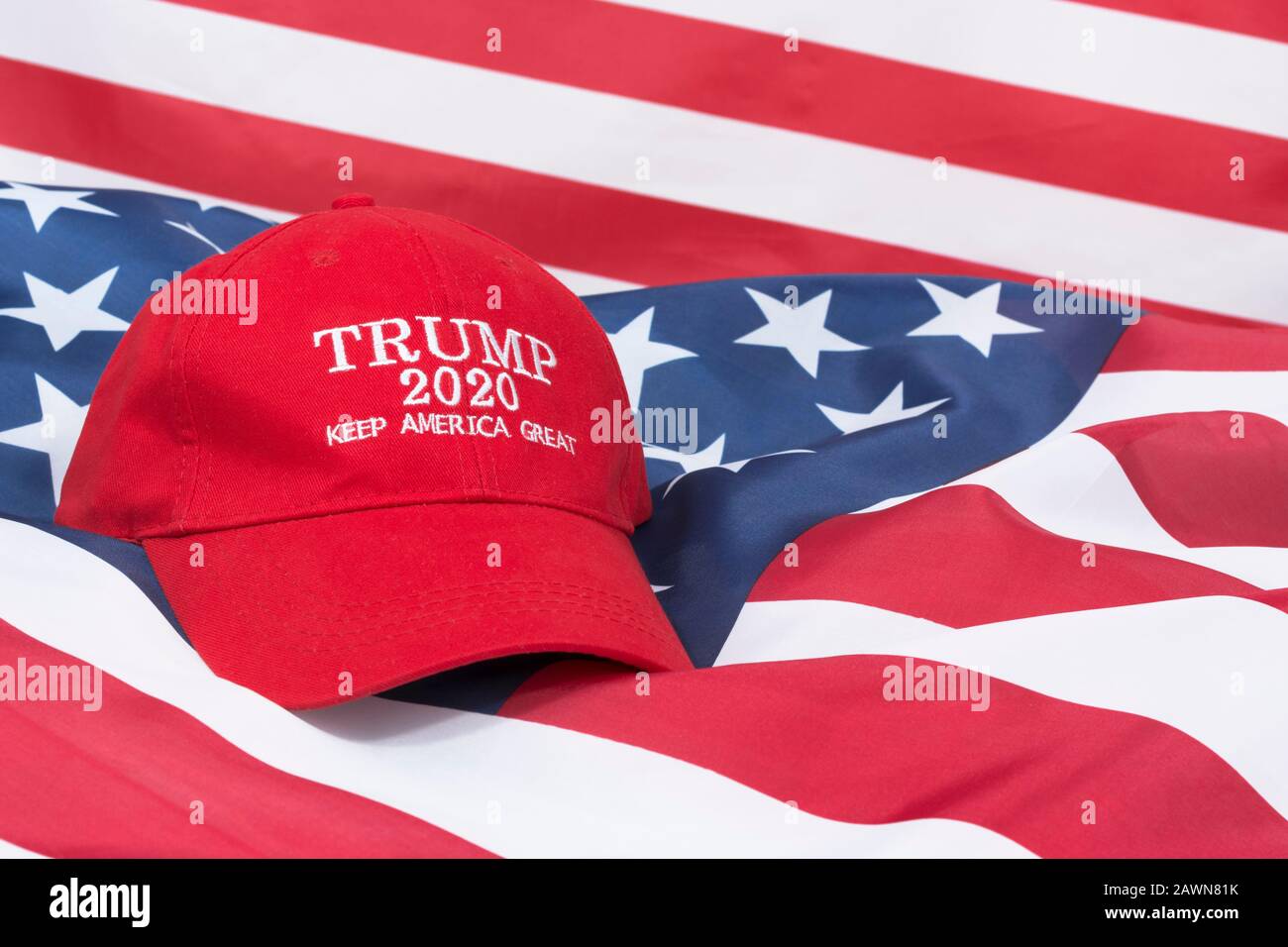 Cappello per la campagna Trump 2020 / cappello KAG + Stelle e strisce. Sostenitori di Trump, campagna elettorale del 2020, elezioni americane del 2020, Keep America Great, Trump Red Wave. Foto Stock