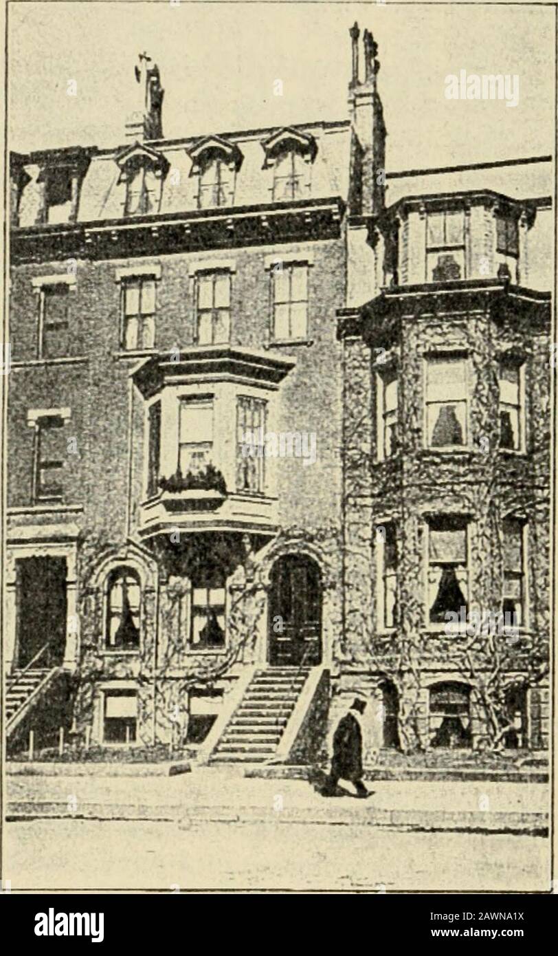 Luoghi di interesse letterario di Boston : una guida per i luoghi di interesse letterario di Boston e dintorni. D Beyond.(* Scritti, in 13 vols.) Questa era per un certo tempo la residenza del figlio. Giudice Oliver Wendell Holmes (1841- ), della Corte Suprema degli UnitedStates. ( si)eches; e redattore di Kents Com-mentaries.) N. 302. William Dean Howells (1837-1920). Da 1885 to1887. Vedi anche Commonwealth .Vvenue, Louisburg Square e Cambridge. N. 361. Richard Henry Dana, 2d (1815-1882). Da 1874 to1880. Un noto avvocato e scrittore di Boston. ( Due Anni prima della temast; a Cuba e dietro; redattore di Wheatons Flement Foto Stock