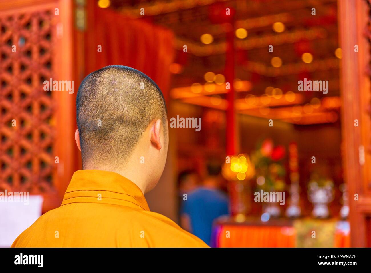 Hong Kong, Cina - 11 dicembre 2016: Monaco di colore arancione da dietro all'interno del monastero di po Lin del Grande Buddha, simbolo dell'isola di Lantau, cinese Foto Stock