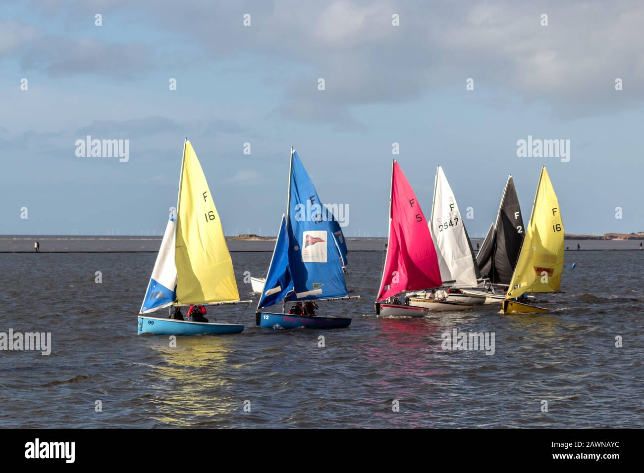 Barche a vela sul lago marino, West Kirby Foto Stock