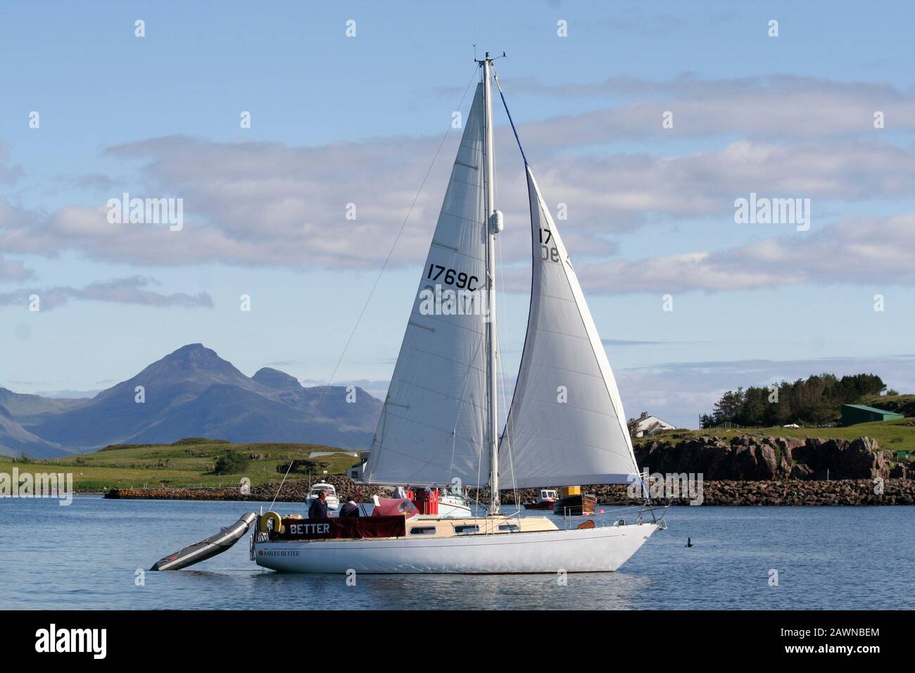 Barca a vela in partenza da Port Mor in barca a vela, Isola di Muck, Interni Hebrides Foto Stock