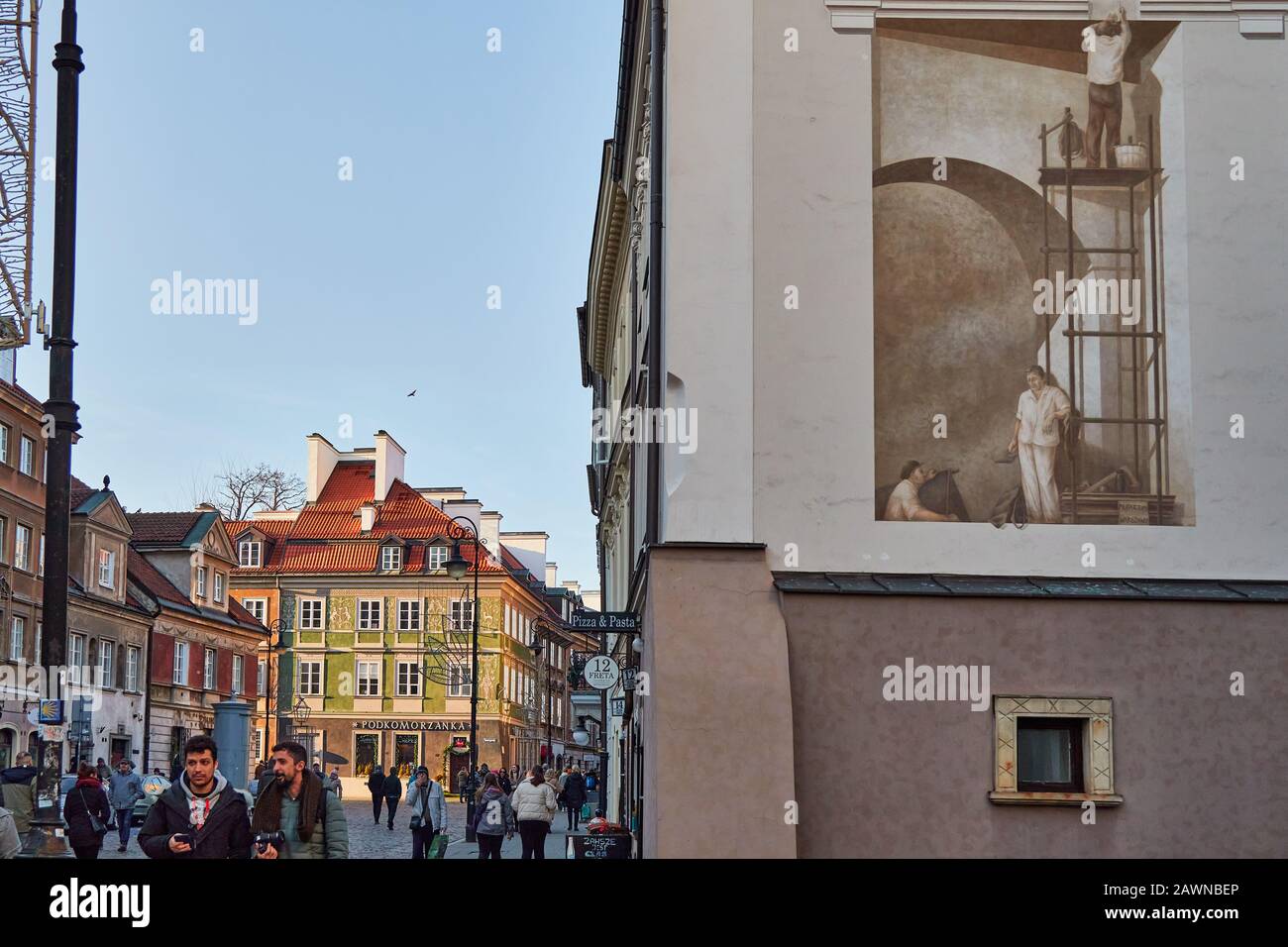 Pitture murali su un edificio in mattoni nella città vecchia di Varsavia, Polonia Foto Stock
