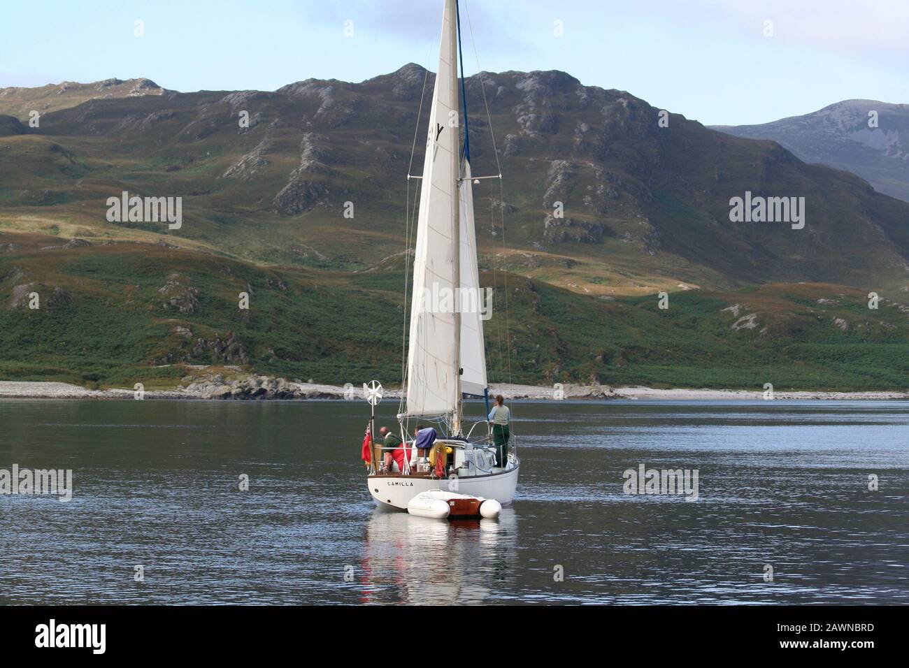 Nicholson 32 barca a vela, che naviga fuori dal lago in arie leggere, Loch Tarbert, Isola di Jura, Argyll, Scozia Foto Stock