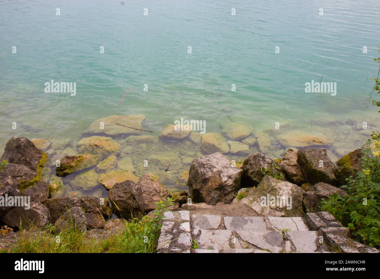 Vista sul lago alpino di Mondsee, Austria Foto Stock