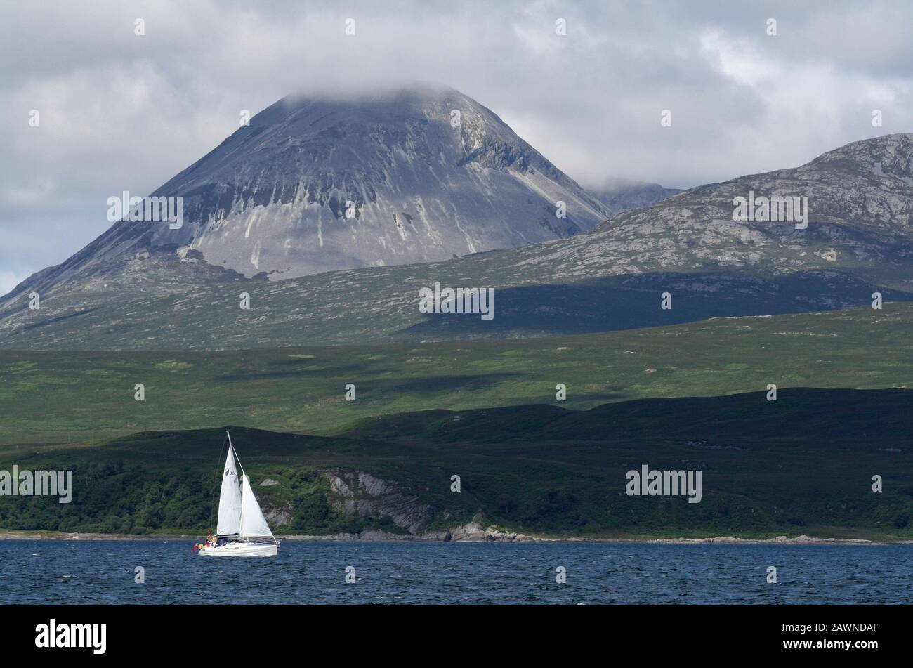 Bavaria 36 barca a vela, Sound of Jura, Isle of Jura, Argyll, Scozia Foto Stock