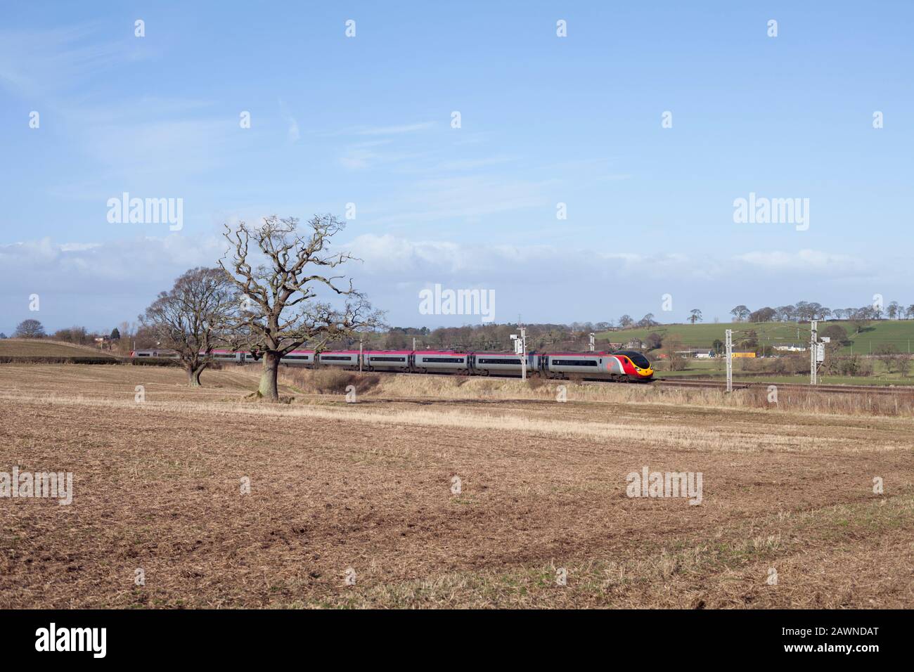 Virgin Treni costa ovest Alstom Pendolino treno sulla linea di costo ovest in Cumbria Foto Stock