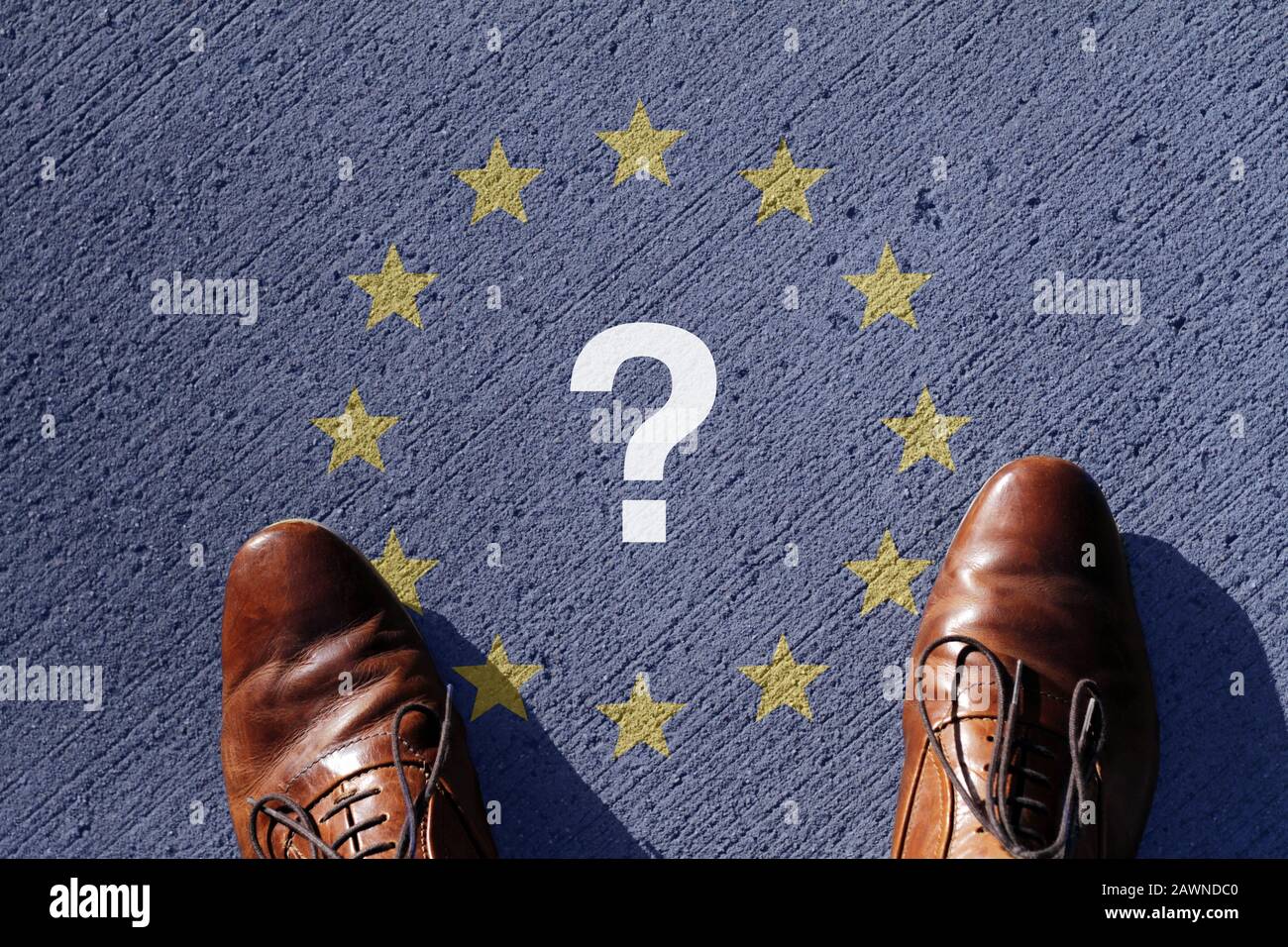 Persona in piedi a terra con la bandiera del L'Unione europea e un punto interrogativo al centro Foto Stock